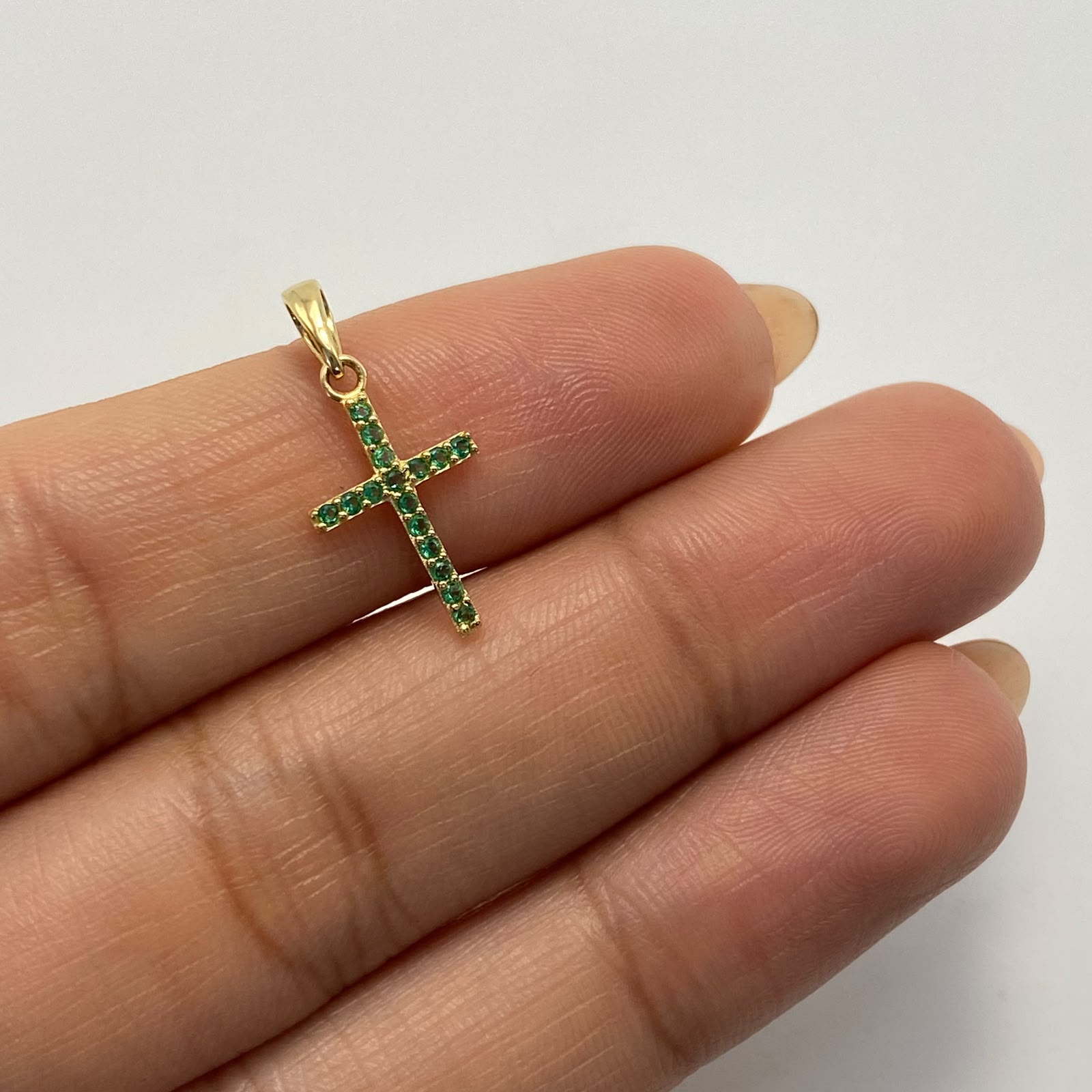 Dije Cruz circones verdes Oro amarillo 18k 0,6 Gr / 9,8 mm / 2 Cm