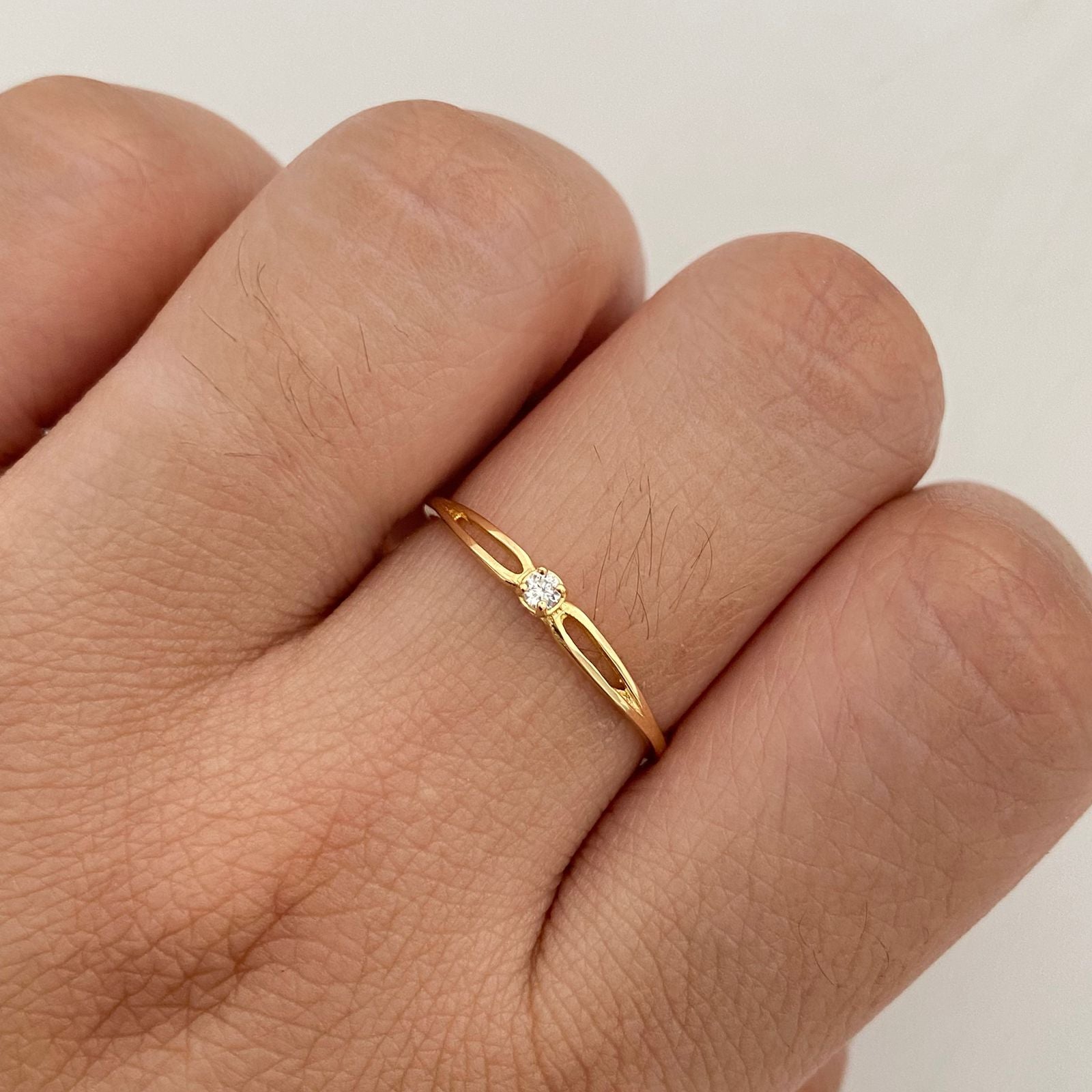 Anillo Solitario Oro amarillo 18k / Talla 8 1/2 / 0,85 Gr / 1,2 mm