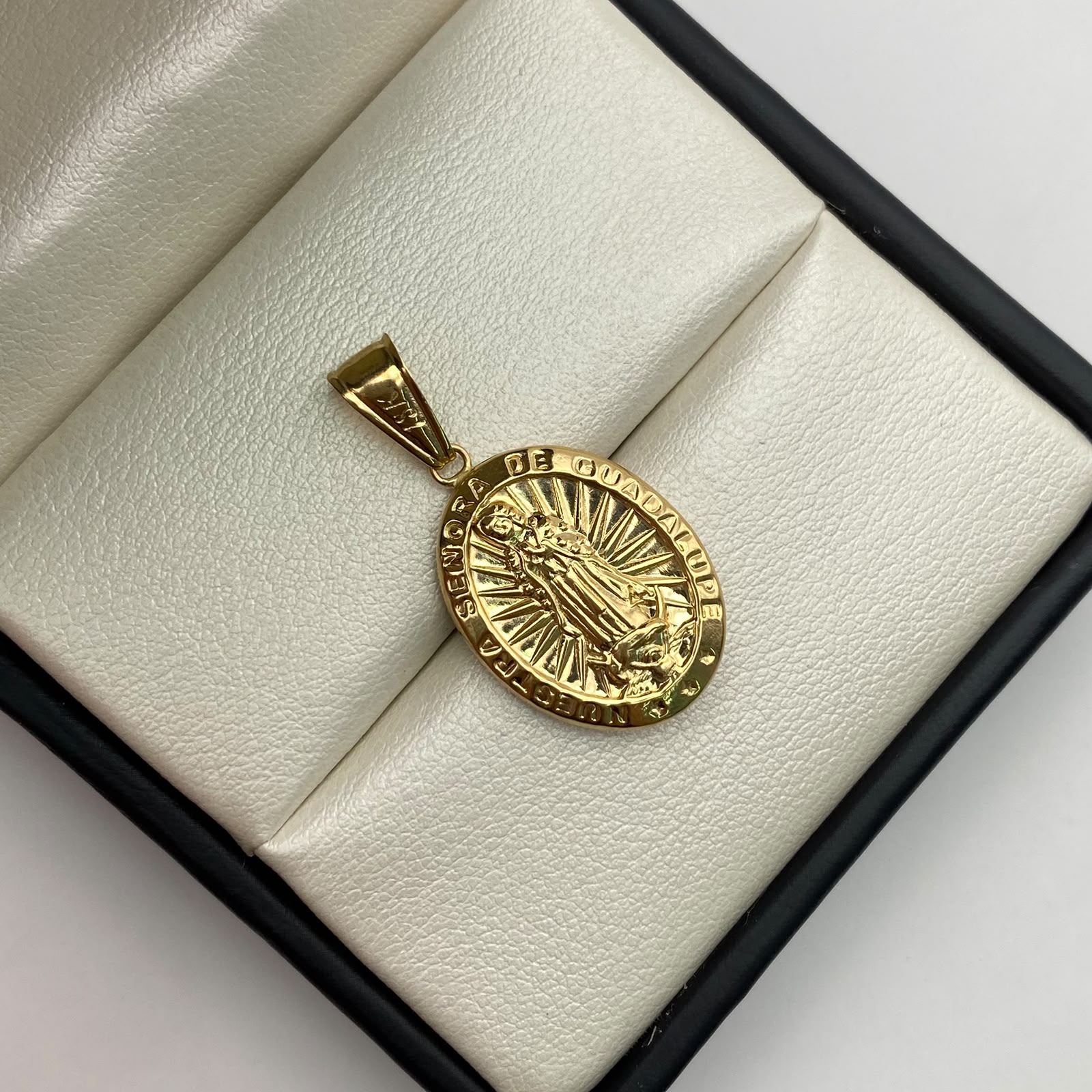 Dije virgen guadalupe Oro amarillo 18k 1,9 Gr / 16,8 mm / 3,5 Cm