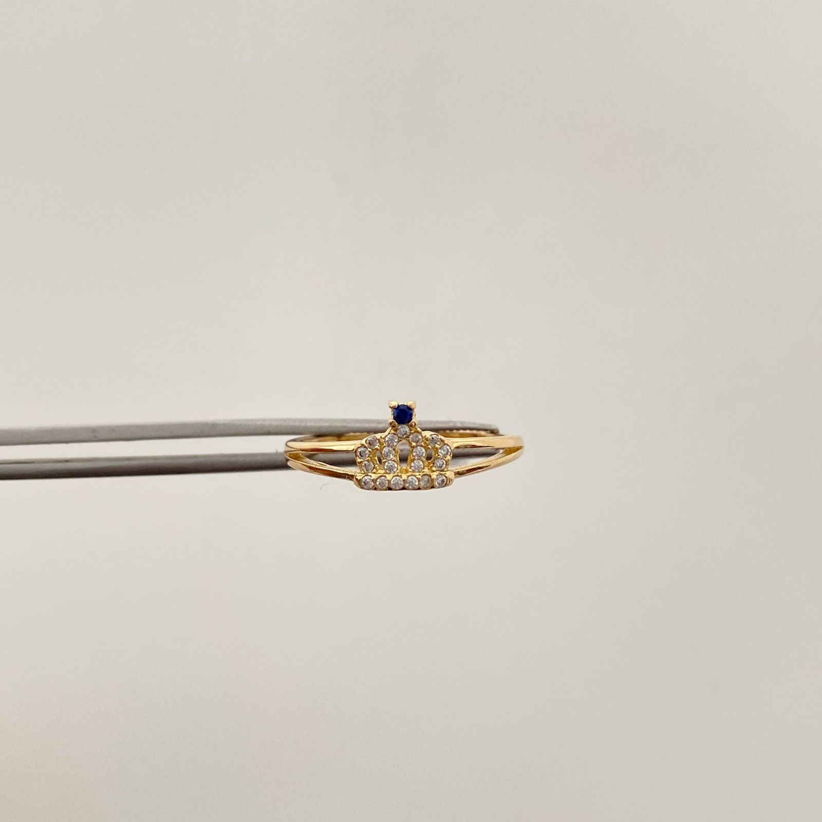 Anillo corona reina con circon blanco y azul  Oro amarillo 18k / Talla 6 3/4 / 2,05 Gr