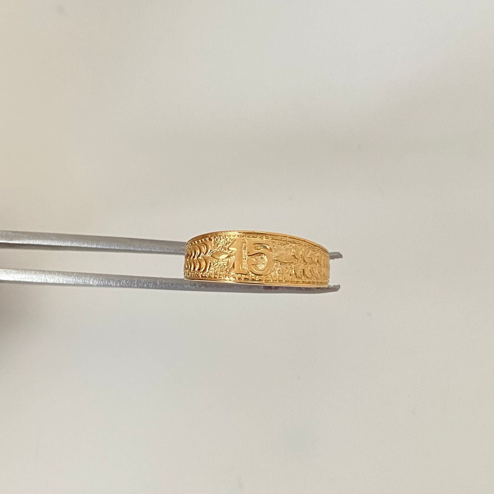 Anillo tallado 15´s Oro amarillo 18k / Talla 7 3/4 / 1,85 Gr