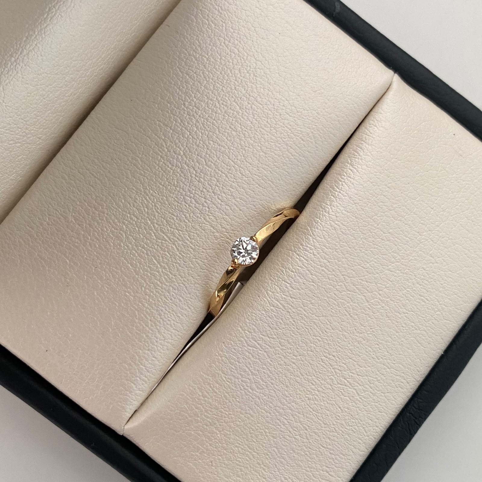 Anillo Solitario Entorchado Oro amarillo 18k / Talla 6 / 1,4 Gr / 1,7 mm