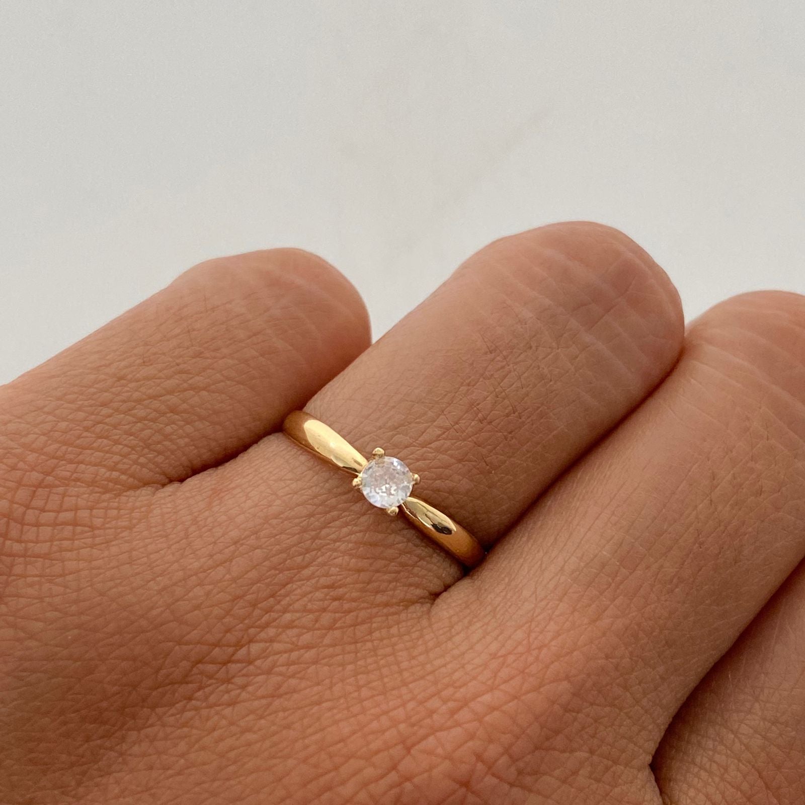 Anillo Solitario Oro amarillo 18k / Talla 6 / 1,15 Gr / 2,1 mm