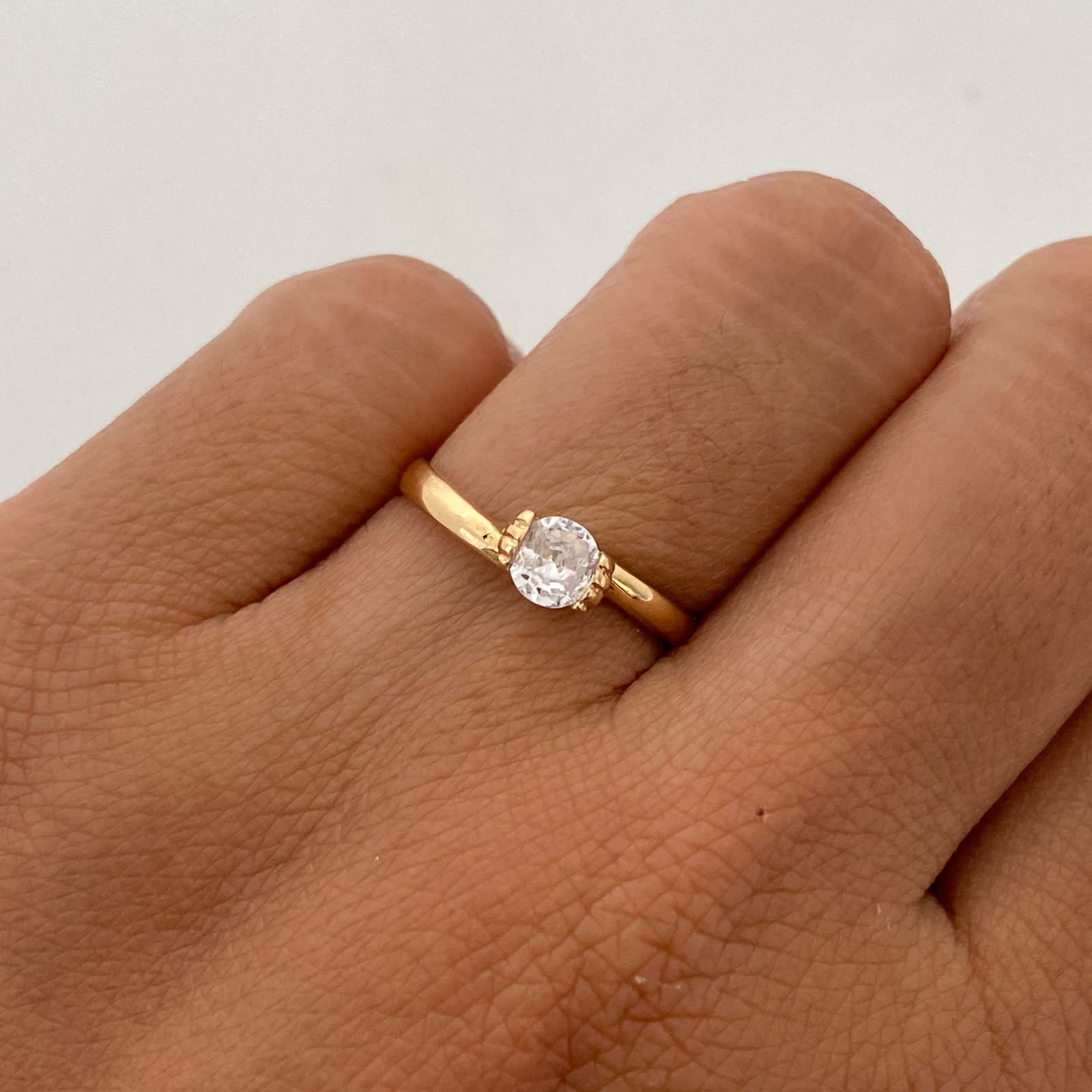 Anillo Solitario Oro amarillo 18k / Talla 6 / 1,55 Gr / 2 mm