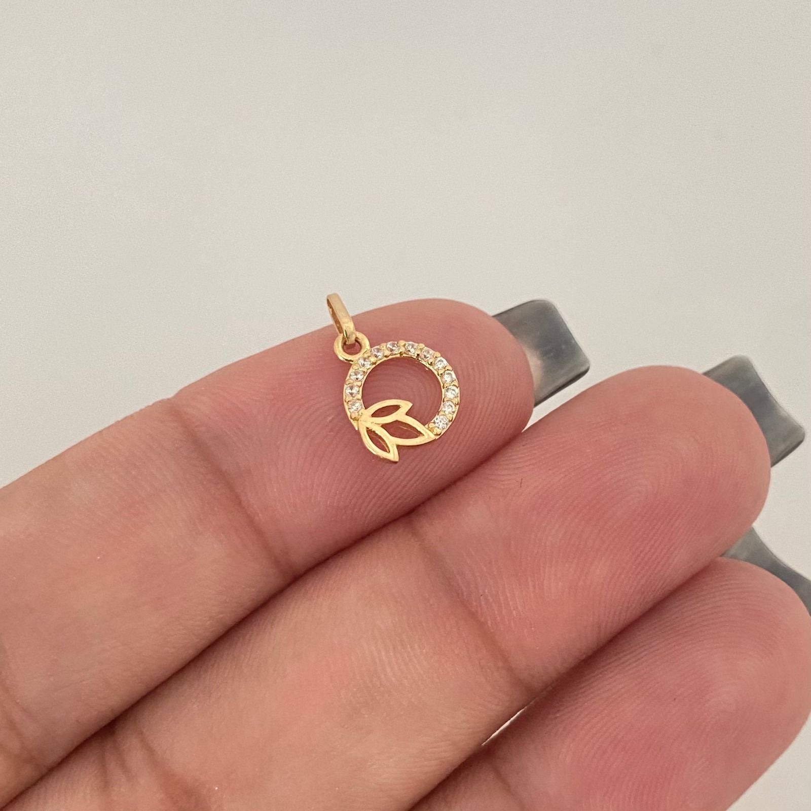 Dije hojas circulo casting Oro amarillo 18k 0,45 Gr / 1,4 Cm