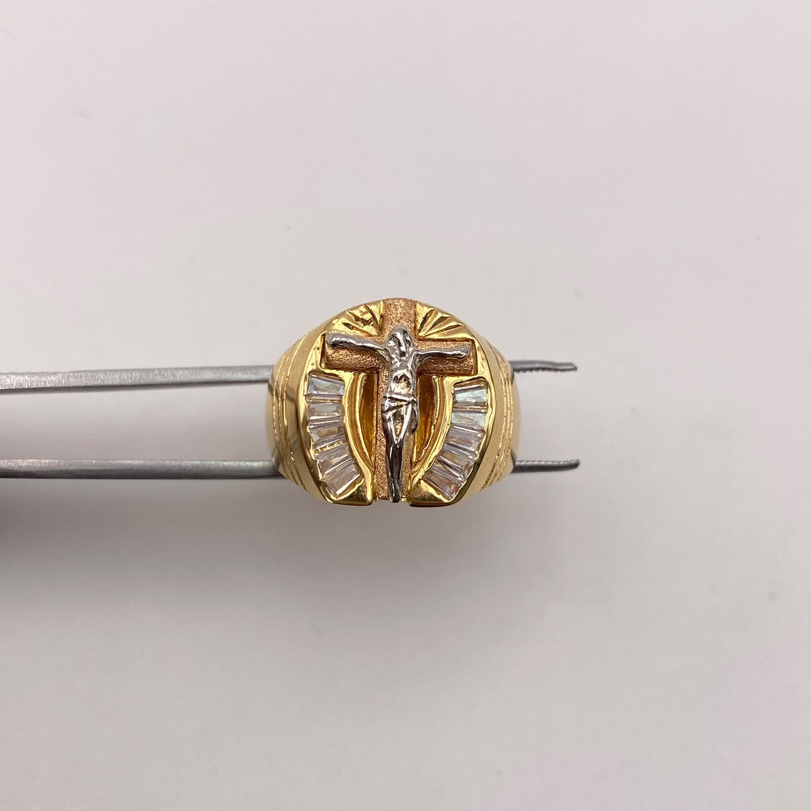 Anillo herradura cruz cristo Tres oros 18k / Talla 10 1/4 / 7,20 Gr / 4,36 mm