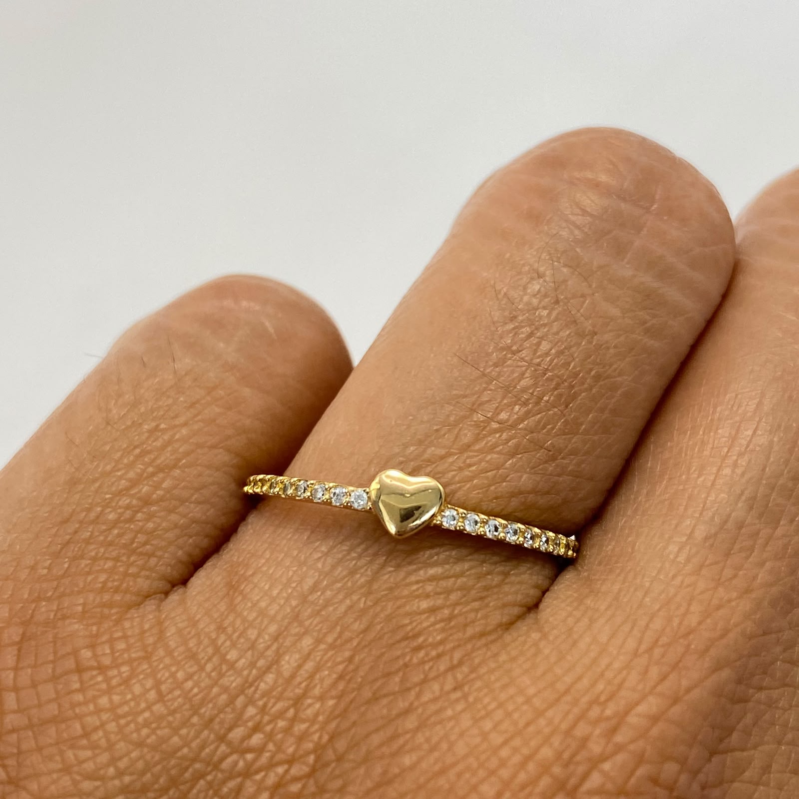 Anillo Corazon circones blancos Oro amarillo 18k / Talla 7 / 1,3 Gr / 1,1 mm