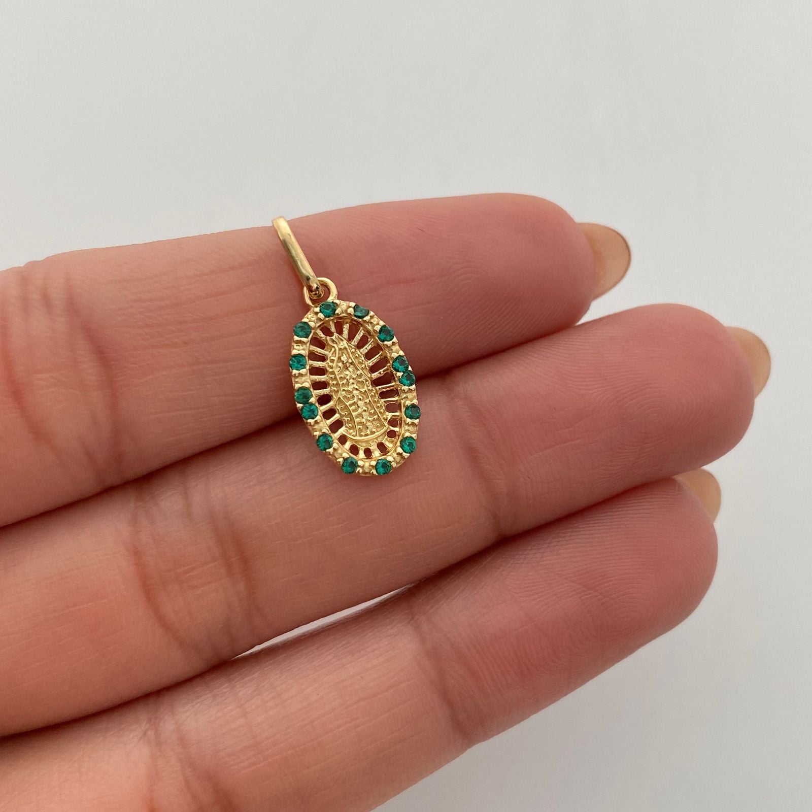 Dije Guadalupe ovalada casting verde Oro amarillo 18k 1,25 Gr / 9,2 mm / 2 Cm