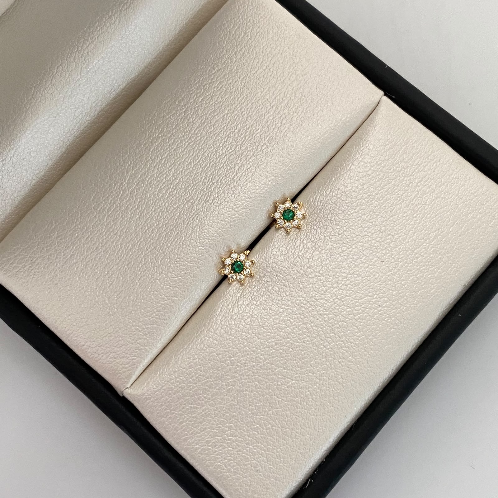 Topos flor centro verde Oro amarillo 18k 0,6 Gr / 5,2 mm