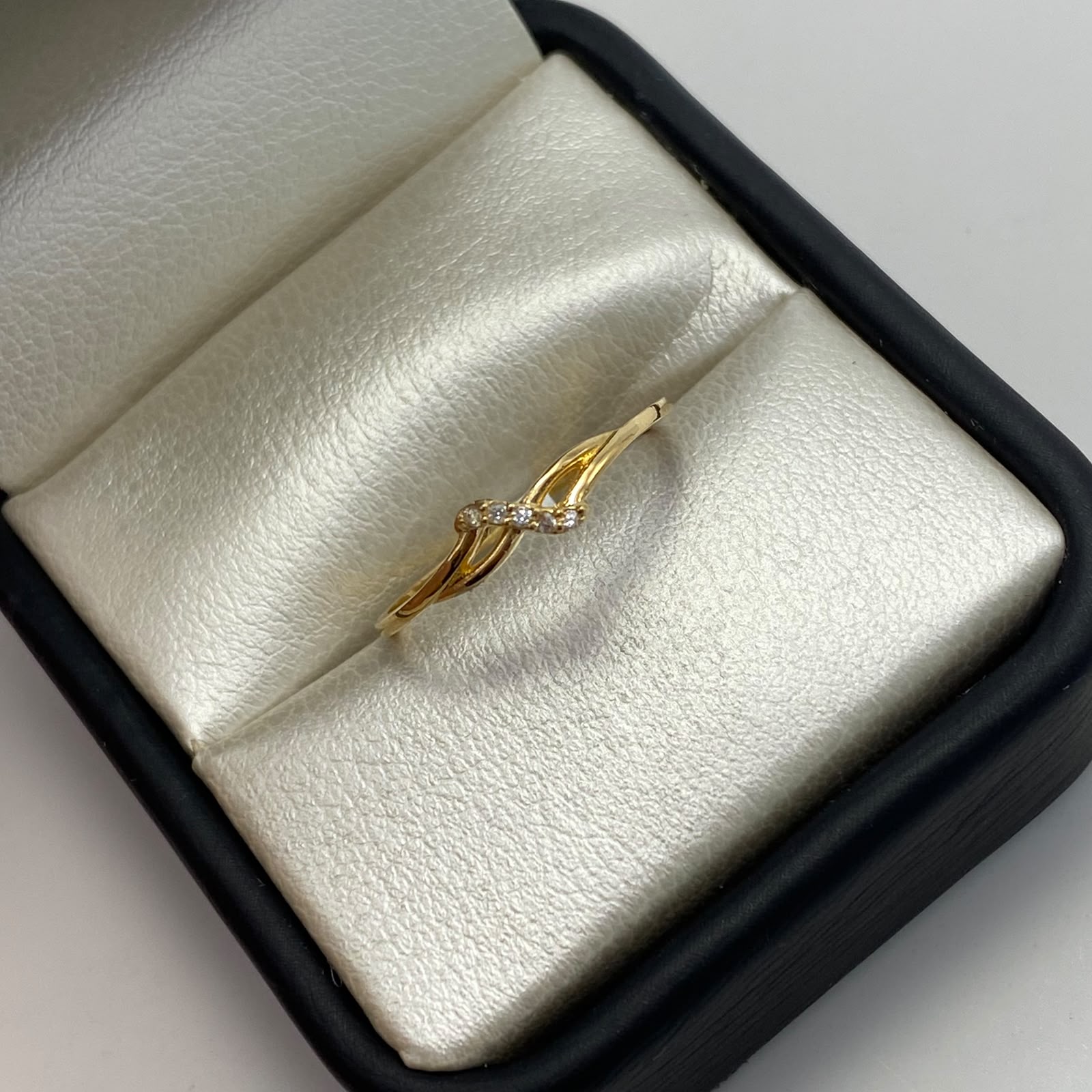 Anillo Fila circones blancos Oro amarillo 18k / Talla 8 / 1,1 Gr / 1 mm
