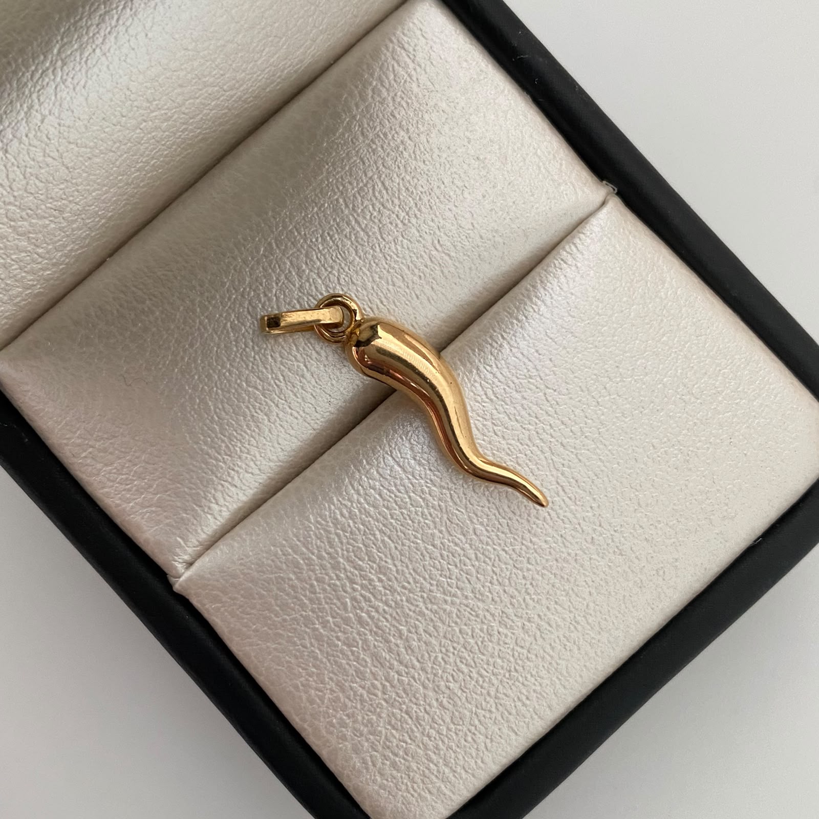 Dije Cuerno de la Abundancia Oro amarillo 18k 2,2 Gr / 5 mm / 2,6 Cm