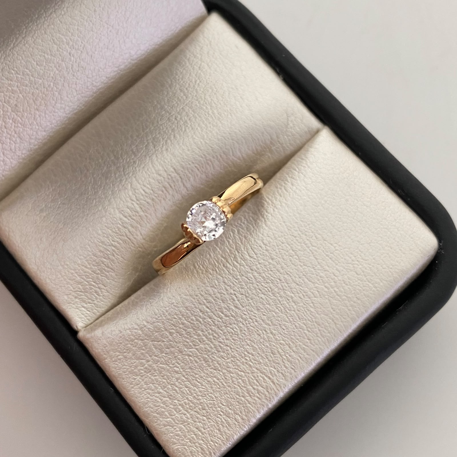 Anillo Solitario Oro amarillo 18k / Talla 6 / 1,55 Gr / 2 mm