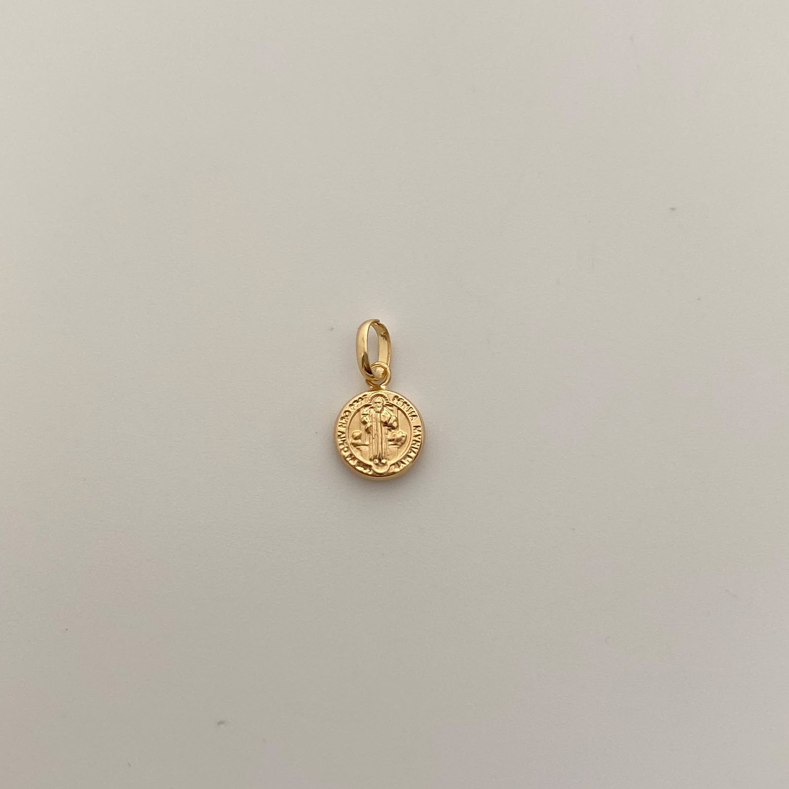 Dije San benito Oro amarillo 18k 0,4 Gr / 8,4 mm / 1,5 Cm