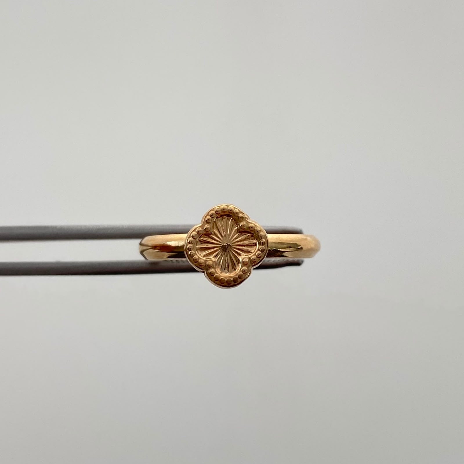 Anillo Trebol Diamantado  Oro amarillo 18k / Talla 7 / 1,2 Gr / 2,7 mm