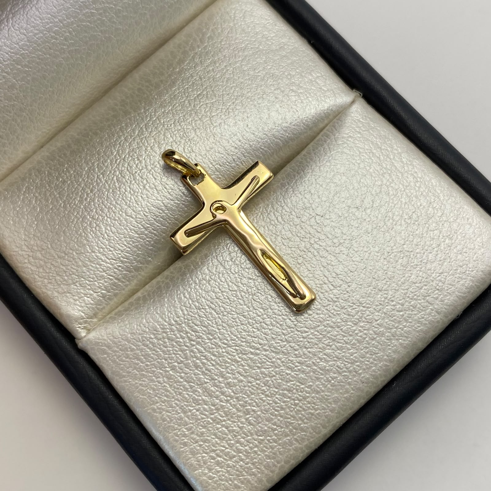 Dije Cruz cristo lisa Oro amarillo 18k 1,45 Gr / 13,9 mm / 2,4 Cm