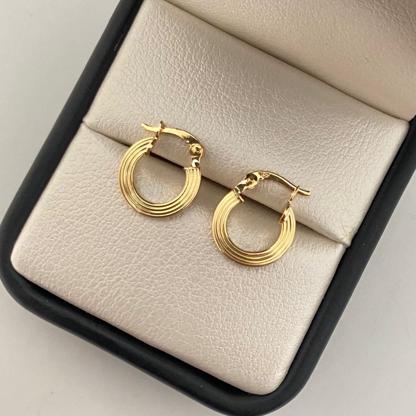 Candonga redonda grabado lineas Oro amarillo 18k 1,2 Gr / 1,5 Cm