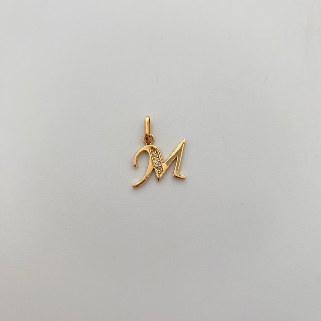 Dije Letra M Casting Oro amarillo 18k 1,15 Gr / 14,6 mm / 1,8 Cm