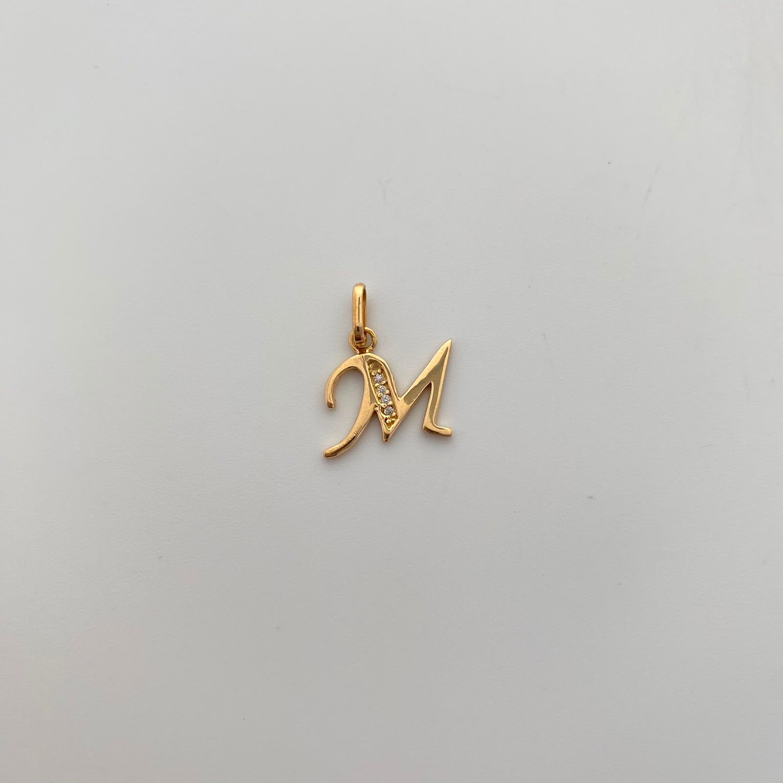 Dije Letra M Casting Oro amarillo 18k 1,15 Gr / 14,6 mm / 1,8 Cm