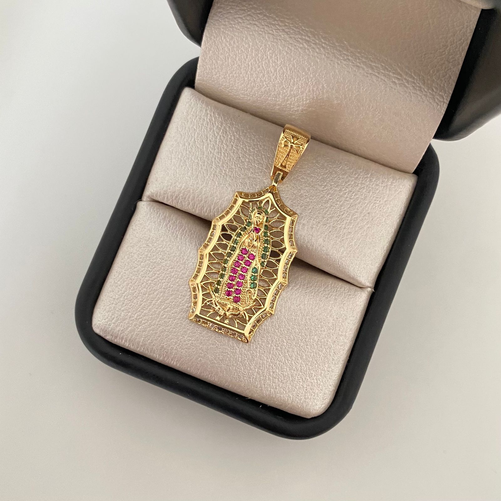 Dije silueta guadalupe casting colores Oro amarillo 18k 4,65 Gr / 4,7 Cm