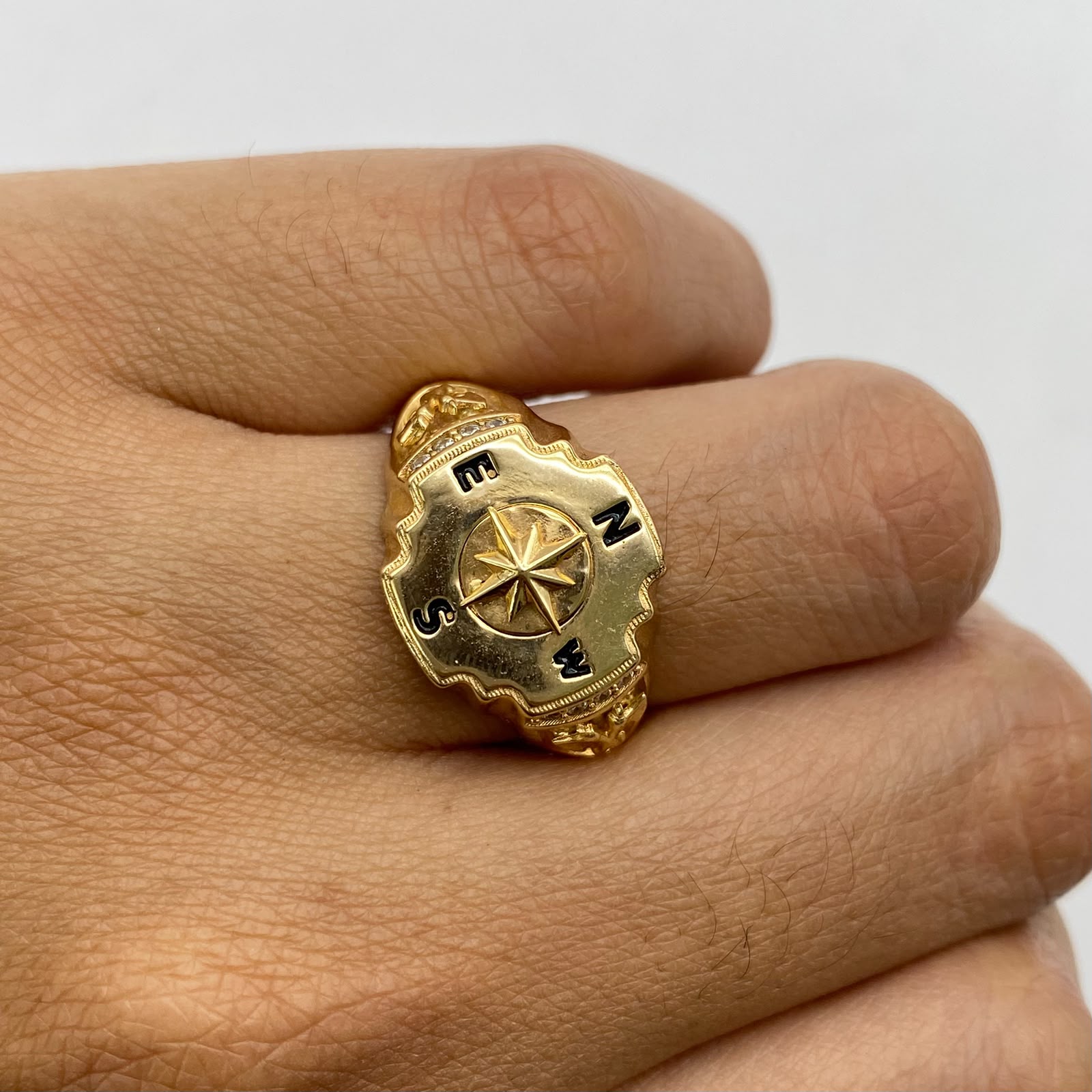 Anillo brujula circones blancos Oro amarillo 18k / Talla 9 1/2 / 7,55 Gr / 4,76 mm