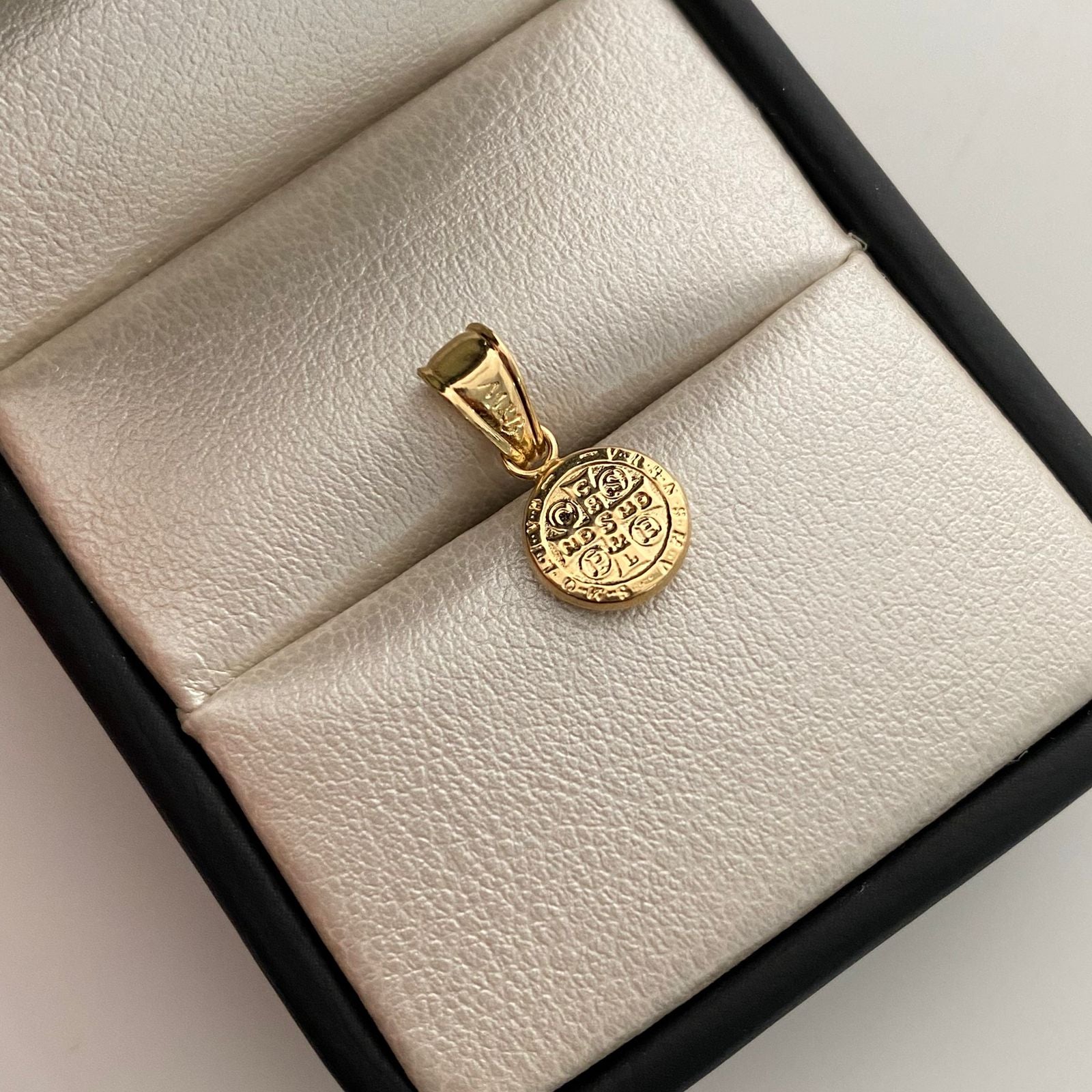 Dije San Benito Oro amarillo 18k 0,45 Gr / 8,5 mm / 1,7 Cm
