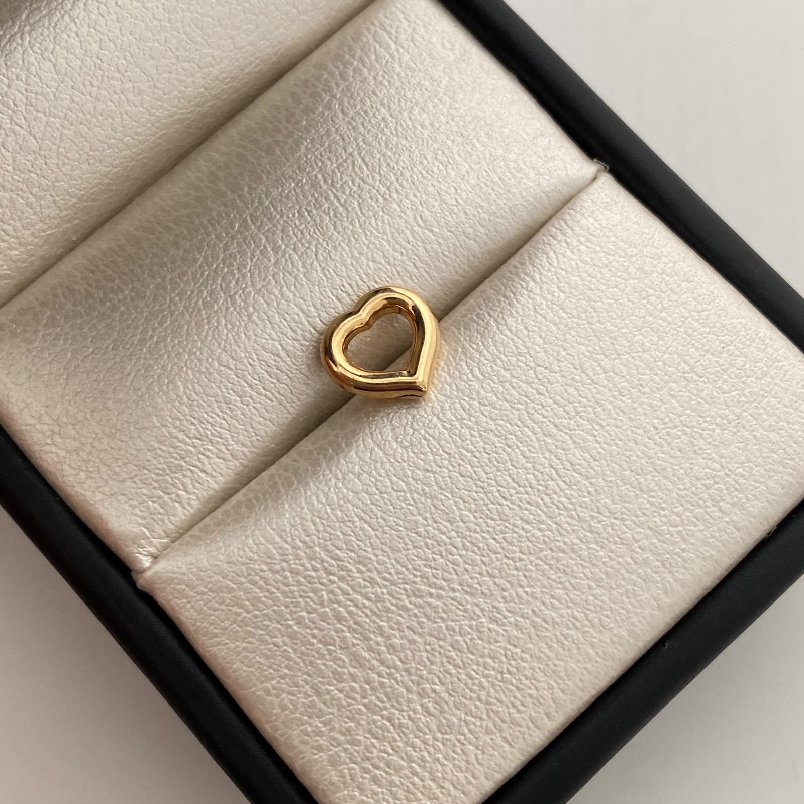 Herraje Corazon Silueta Pasante Oro amarillo 18k 0,3 Gr / 0,7 Cm