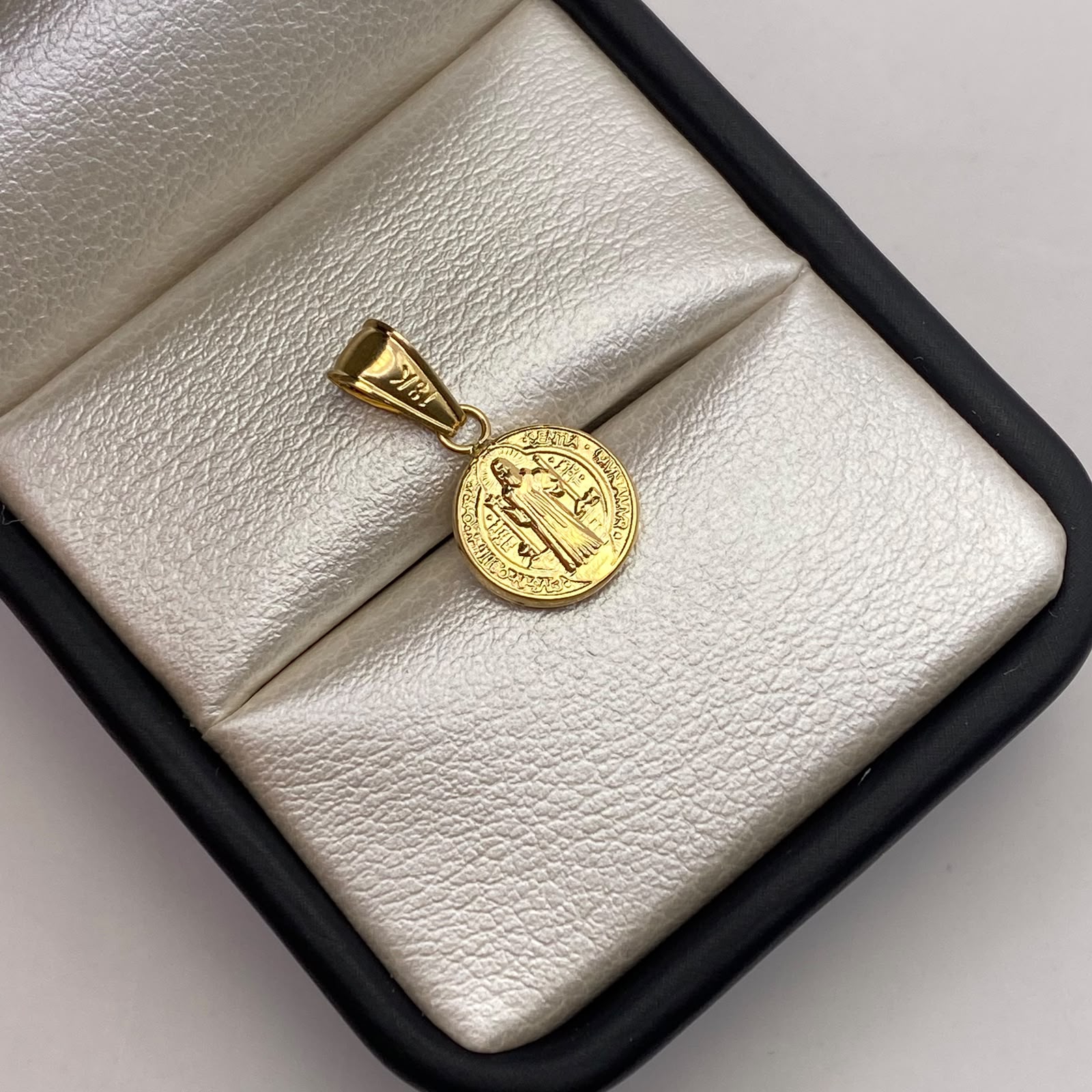 Dije San benito Oro amarillo 18k 0,55 Gr / 10,1 mm / 2 Cm