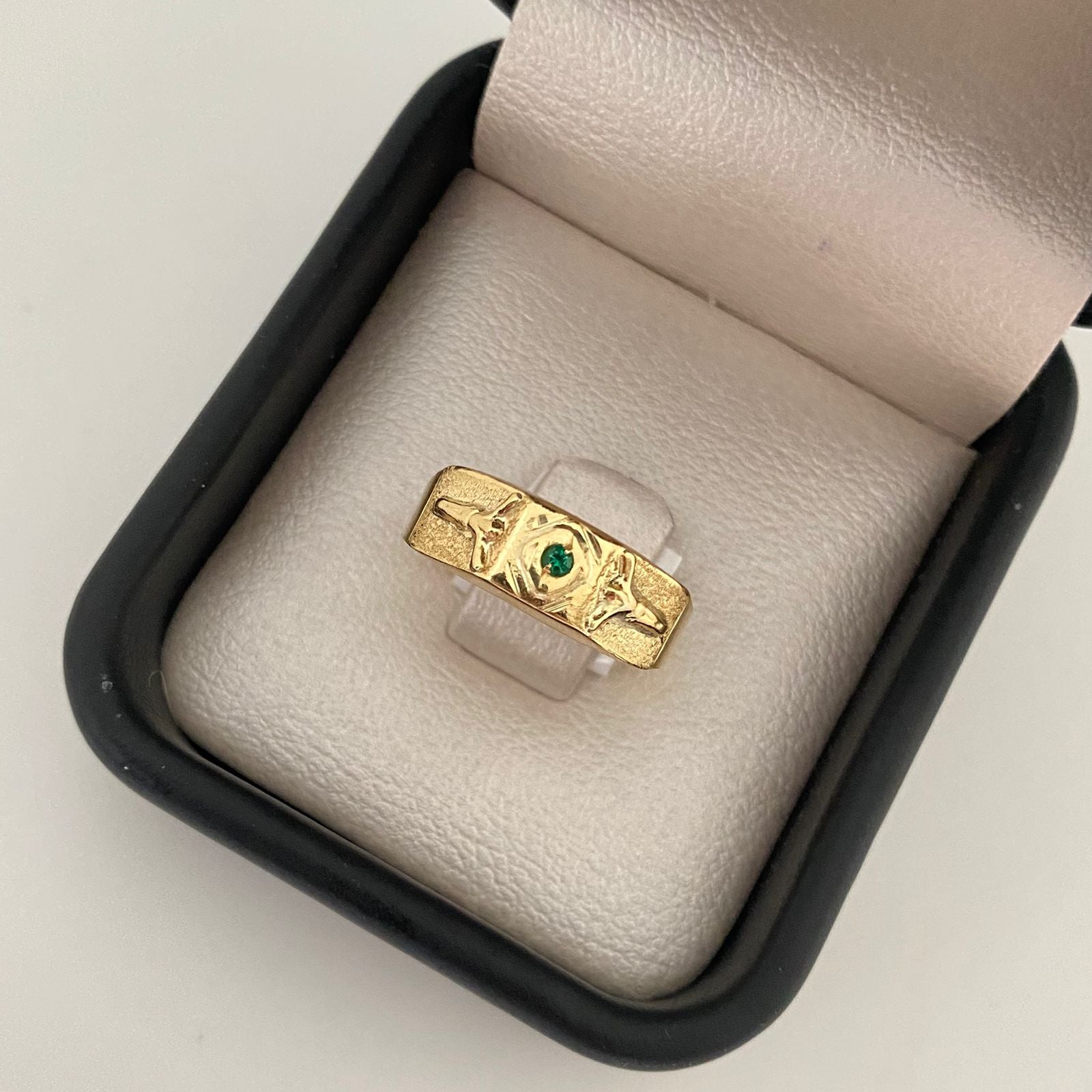 Anillo troquel circon verde lateral grabado cristo Oro amarillo 18k / Talla 7 / 1,8 Gr