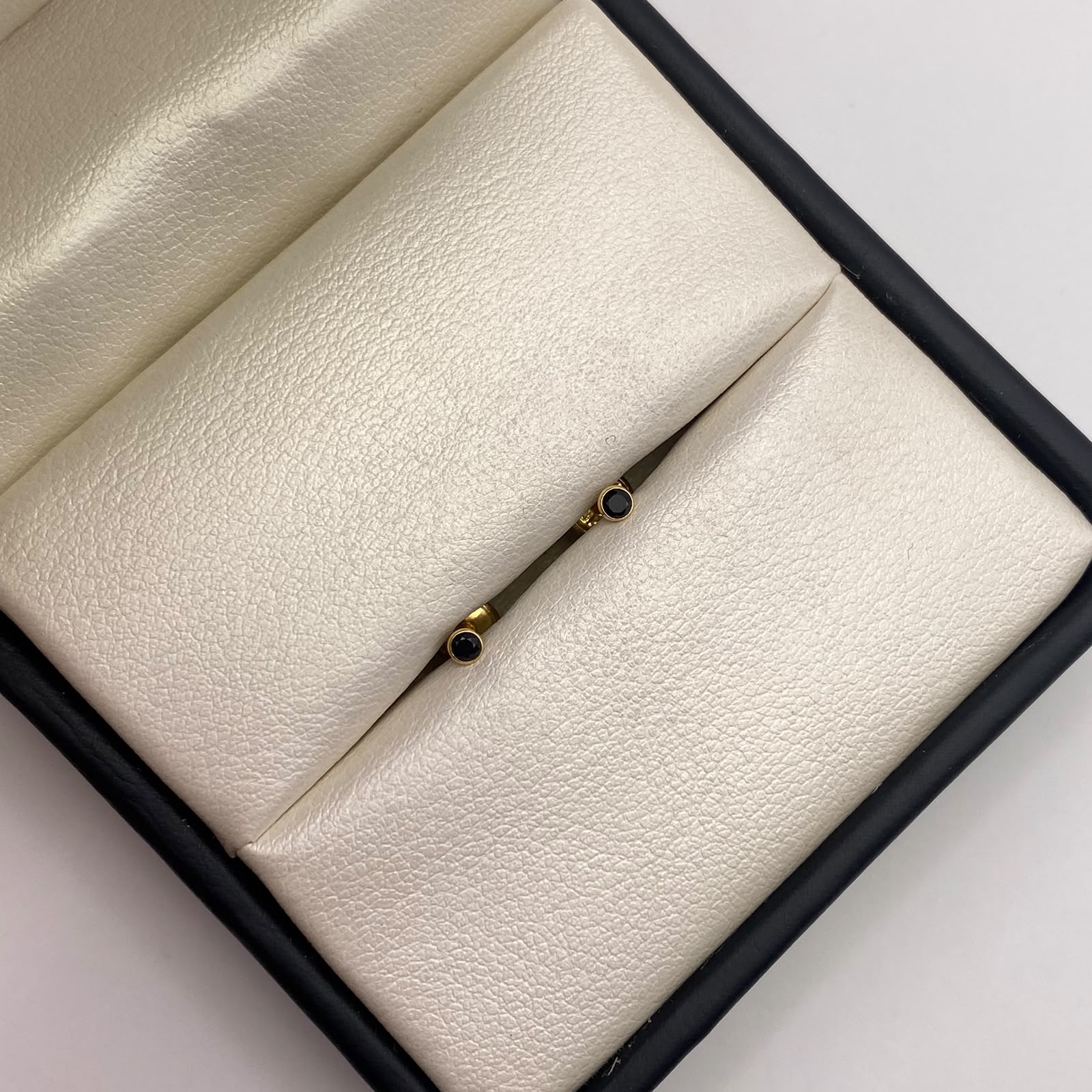 Topos Circones negros Oro amarillo 18k 0,35 Gr / 2,5 mm