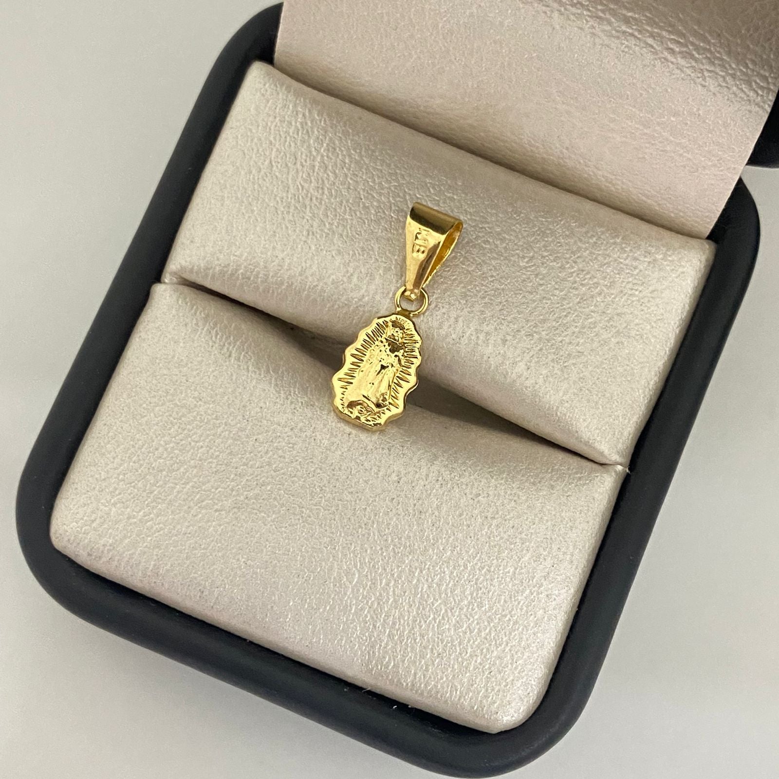 Dije silueta virgen guadalupe Oro amarillo 18k 0,5 Gr / 1,8 mm