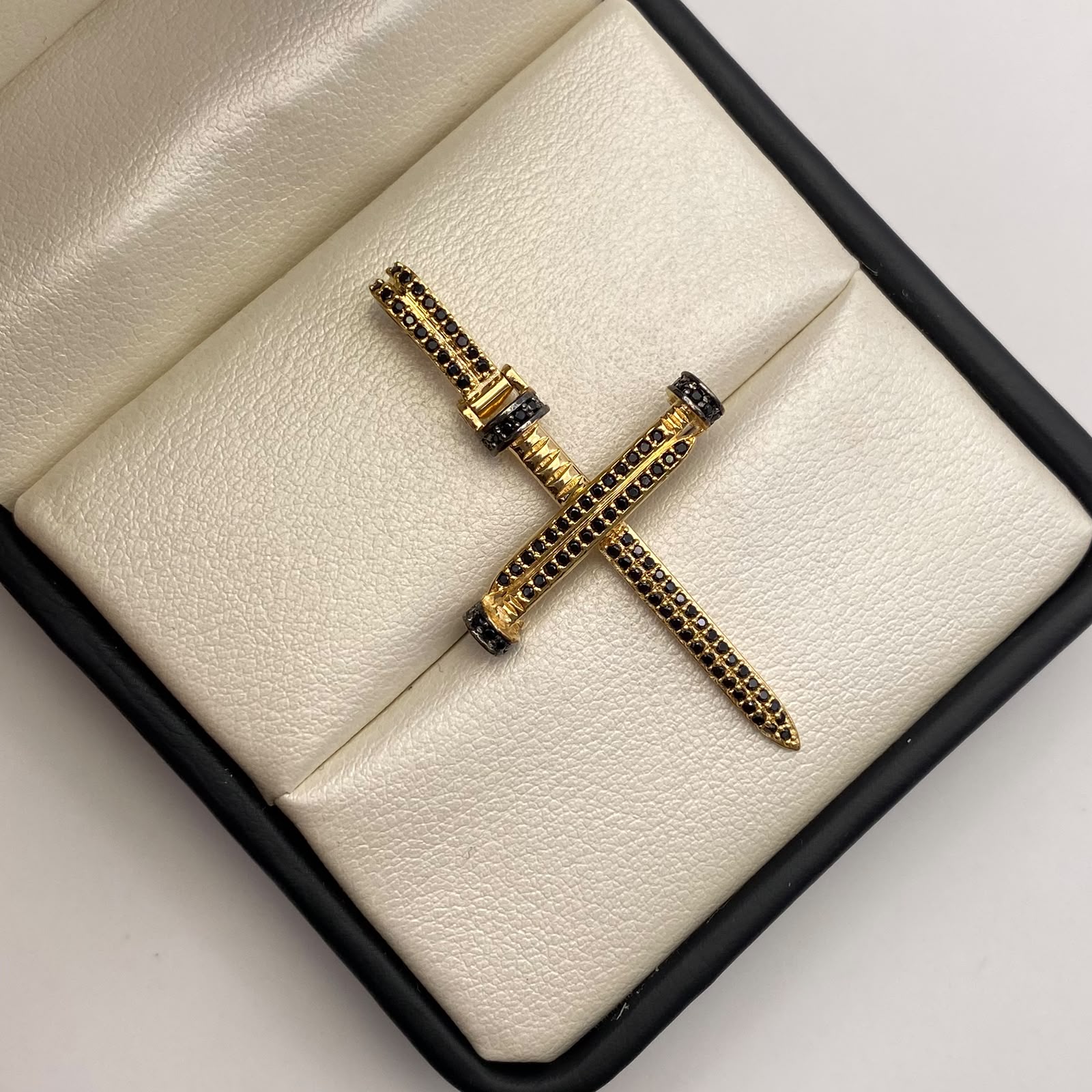 Dije cruz clavo circones negros Oro amarillo 18k 4,2 Gr / 25,05 mm / 5 Cm