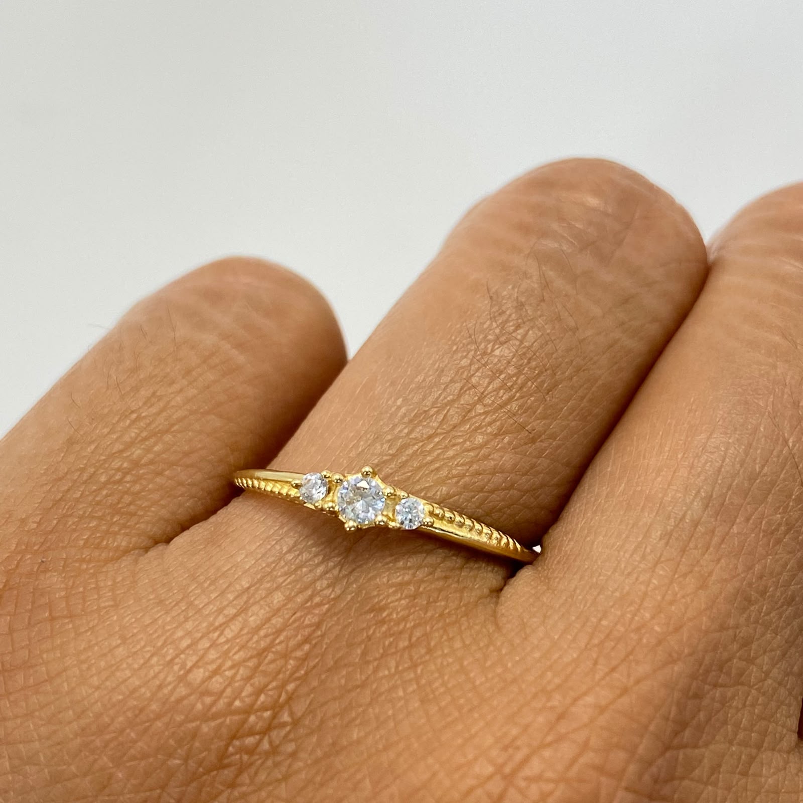 Anillo Solitario tres circones Oro amarillo 18k / Talla 8 / 1,45 Gr / 1,2 mm