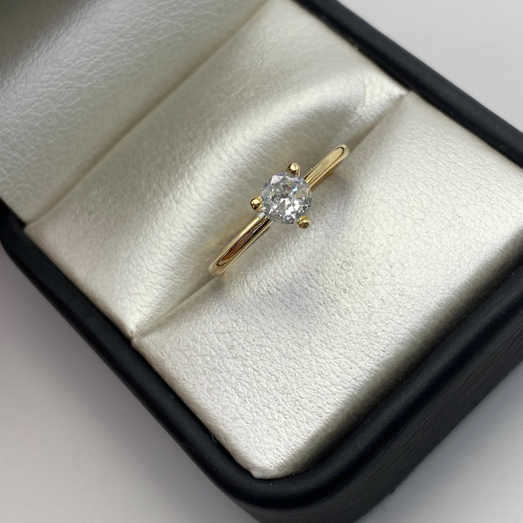 Anillo Solitario Oro amarillo 18k / Talla 8 / 1,75 Gr / 1,5 mm