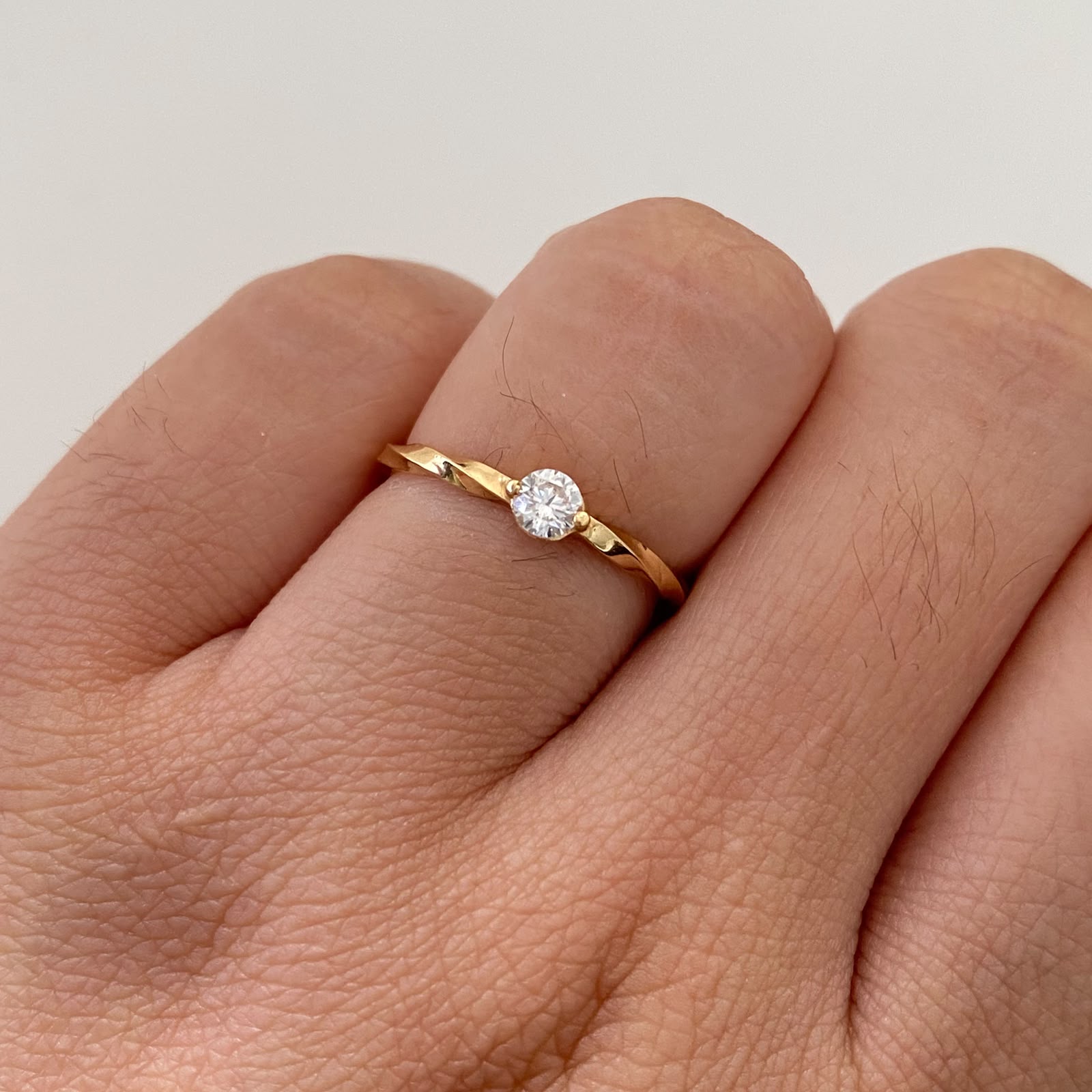 Anillo Solitario Entorchado Oro amarillo 18k / Talla 6 / 1,4 Gr / 1,7 mm
