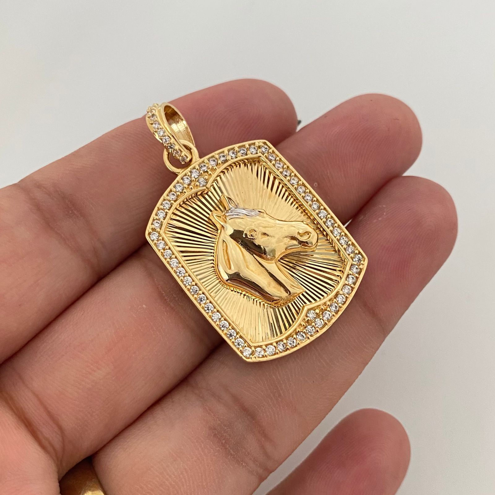 Dije placa casting grabado caballo Oro amarillo 18k 8,95 Gr / 4,2 Cm