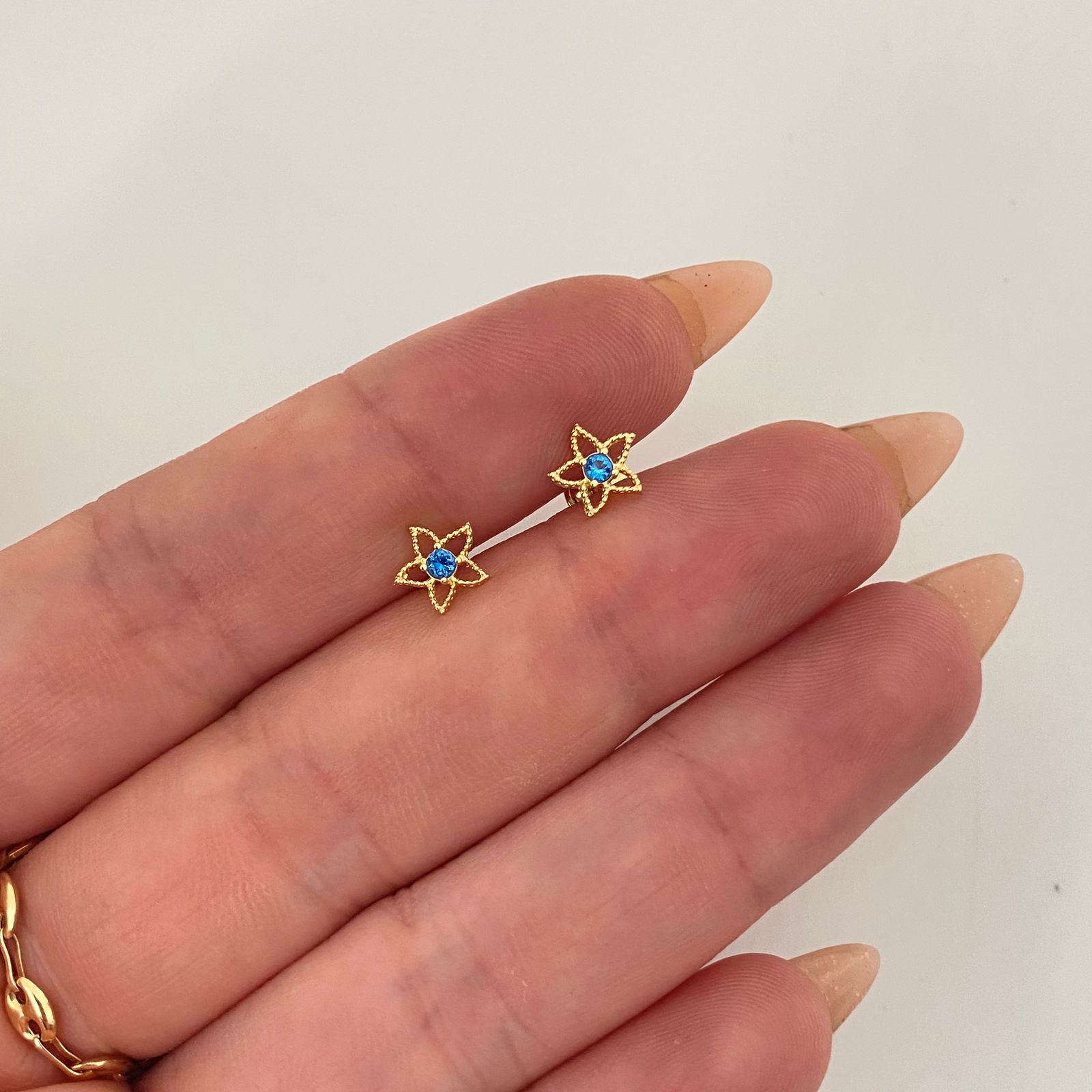 Topos silueta estrella con circon azul  Oro amarillo 18k 0,75 Gr / 6,7 mm