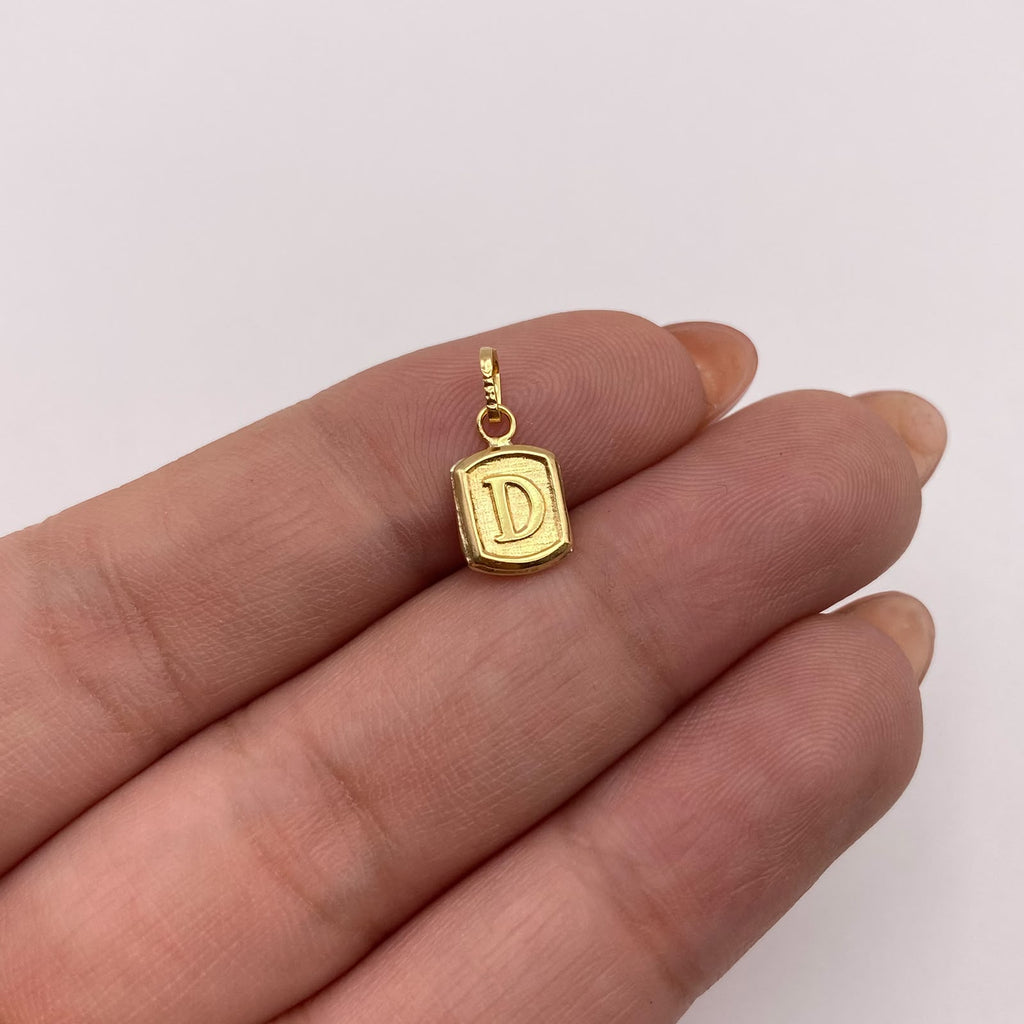 Dije letra D Oro amarillo 18k 0,35 Gr / 6,8 mm / 1,3 Cm