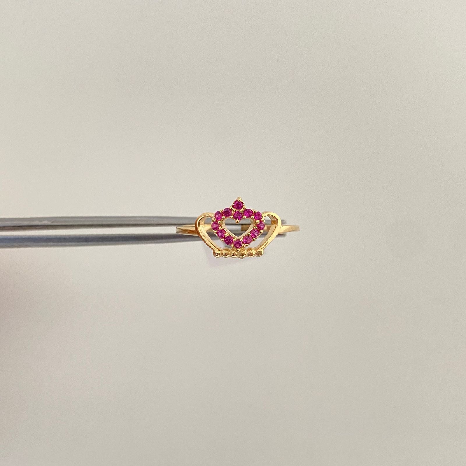 Anillo tiara 15´s corazon casting fucsia Oro amarillo 18k / Talla 7 1/2 / 1,75 Gr