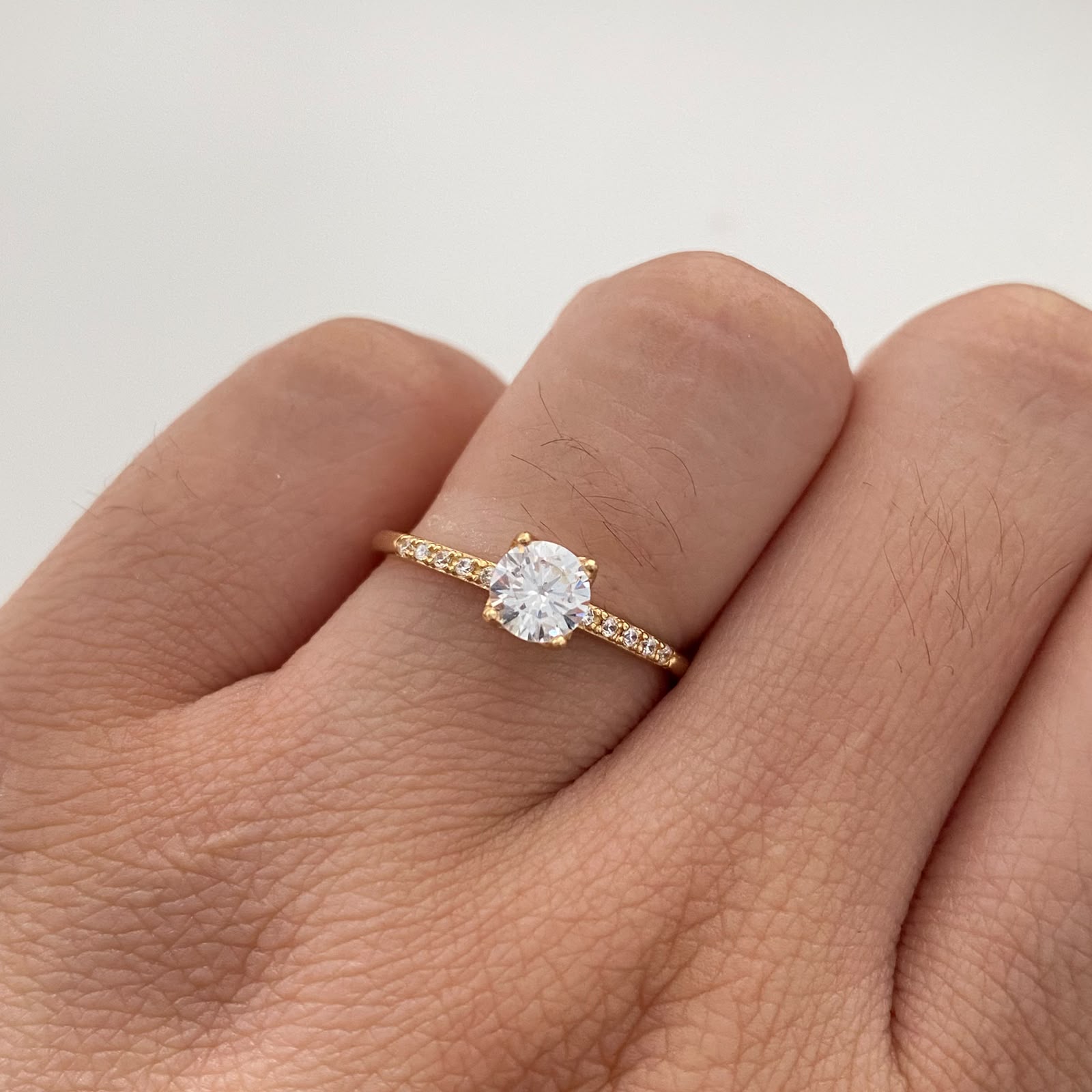 Anillo Solitario Oro amarillo 18k / Talla 7 / 1,4 Gr / 1,5 mm