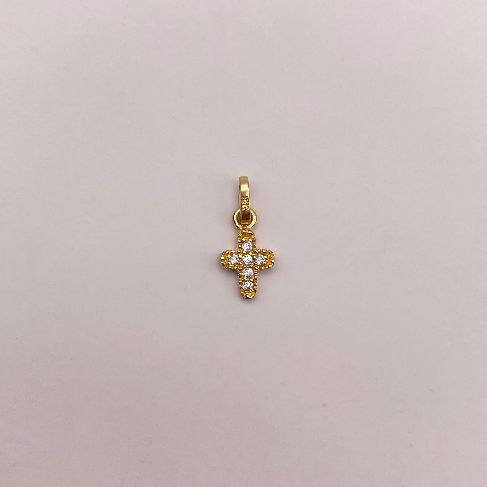 Dije mini cruz ovalada circones blancos Oro amarillo 18k 0,45 Gr / 6,35 mm / 1,3 Cm