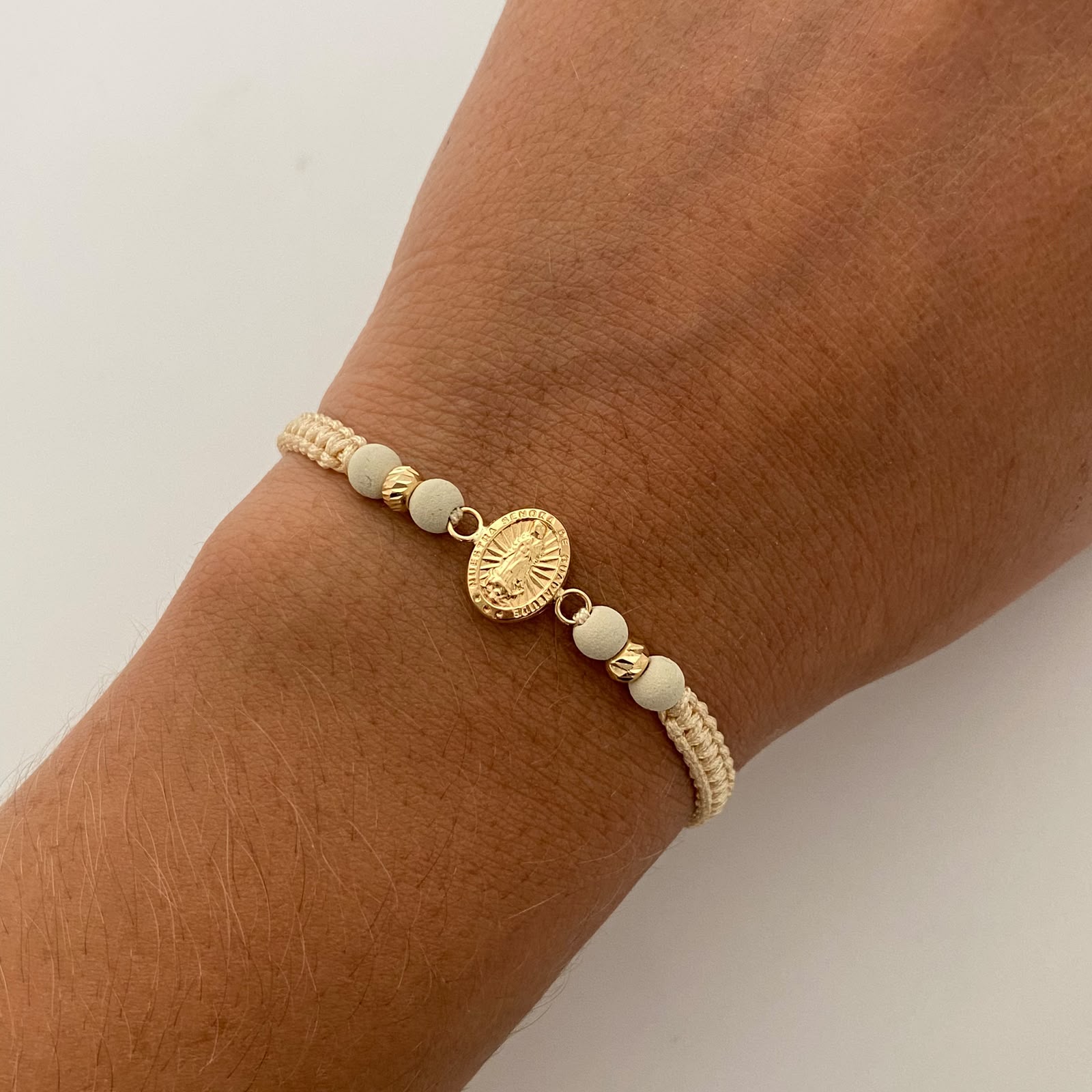 Pulsera tejida Virgen Guadalupe bolas diamantadas 4mm beige Oro amarillo 18k 0,6 Gr