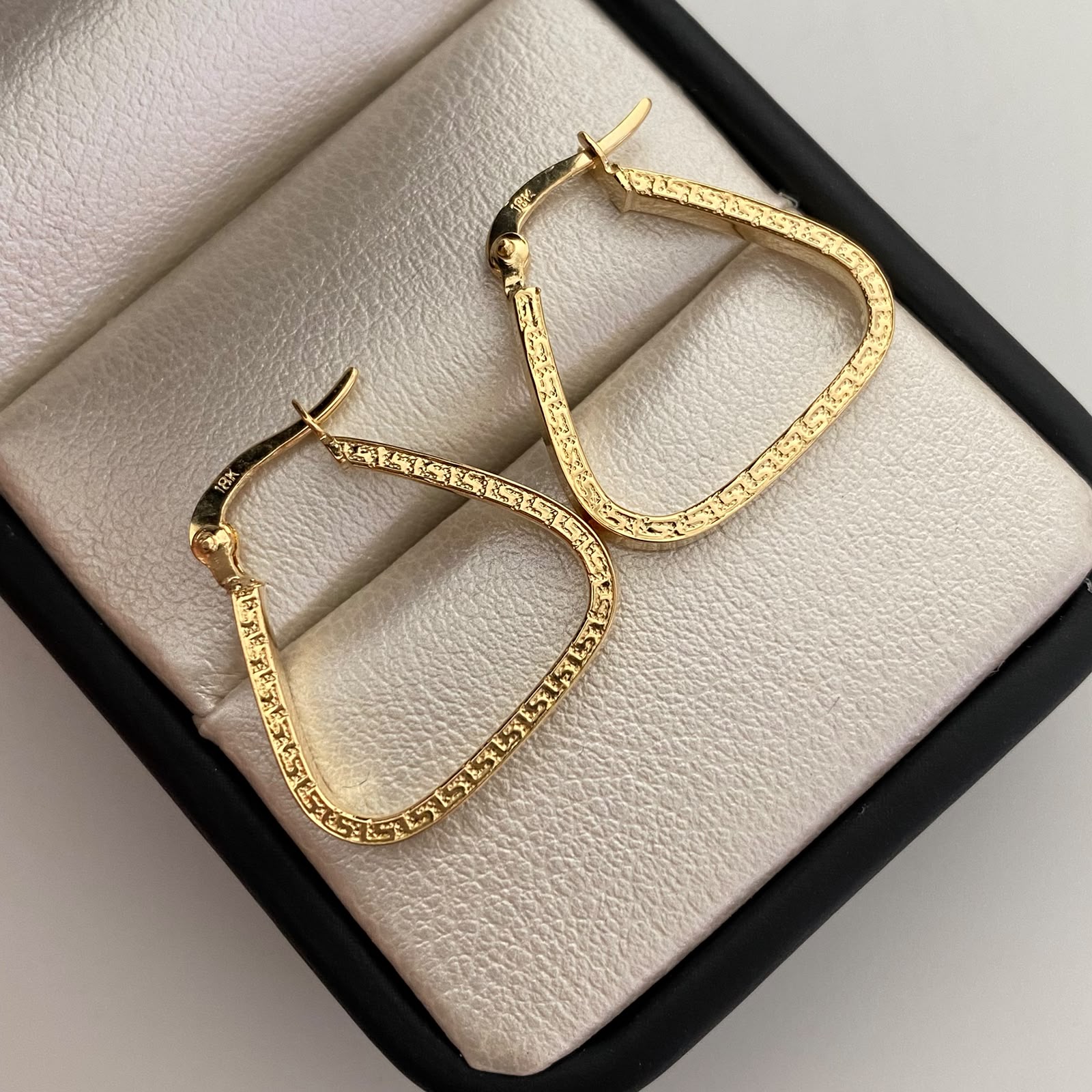 Candonga Triangular Lisa Vs Oro amarillo 18k 1,55 Gr / 2 Cm