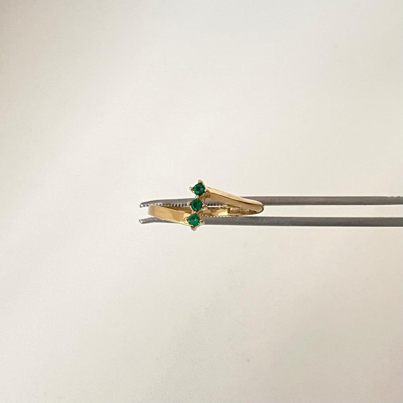 Anillo fila circones verdes Oro amarillo 18k / Talla 7 1/2 / 1,65 Gr