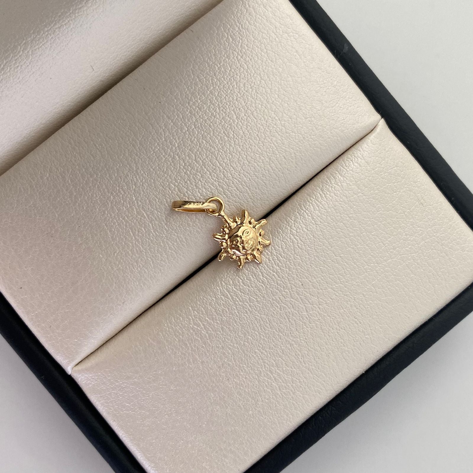Dije Solecito Oro amarillo 18k 0,45 Gr / 9,4 mm / 1 Cm