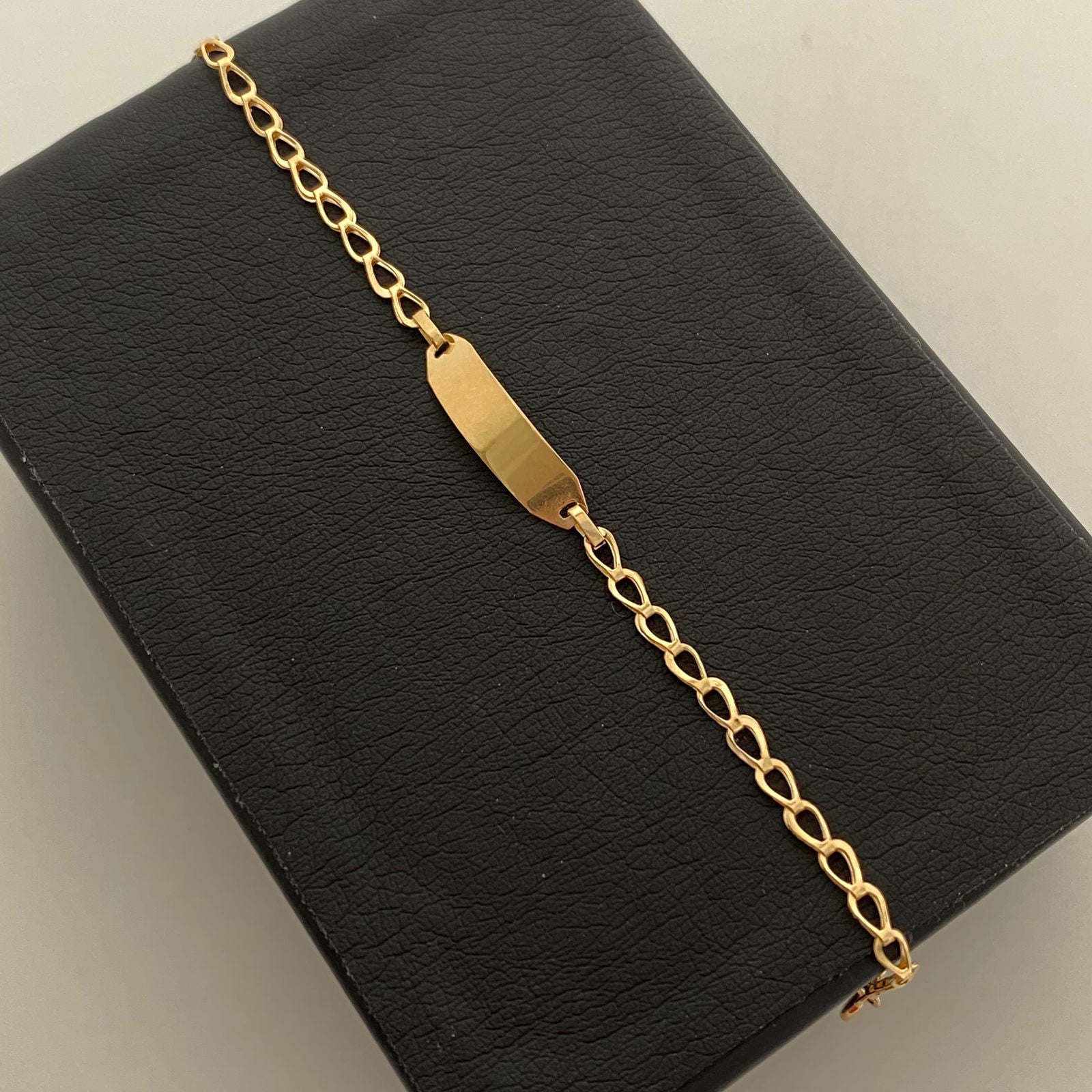Pulso bebé placa ovalada  Oro amarillo 18k 1,15 Gr / 5,21 mm / 15 Cm Broche 0,15