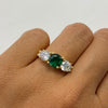 Anillo circon verde central laterales blancos  Oro amarillo / Talla 6 1/2 / 5,1 Gr