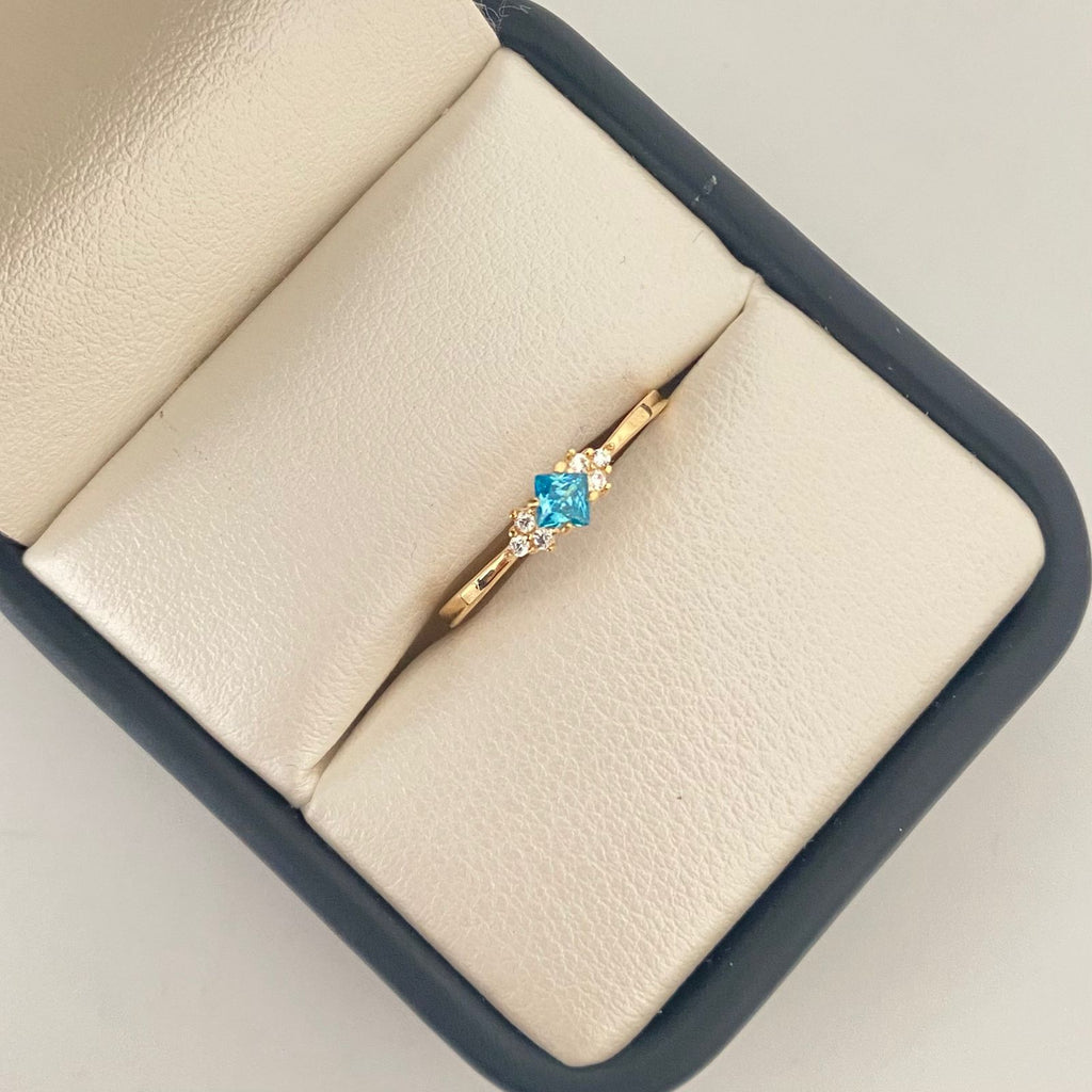 Anillo con swarovski azul claro y blanco  Oro amarillo 18k / Talla 7 / 1,3 Gr