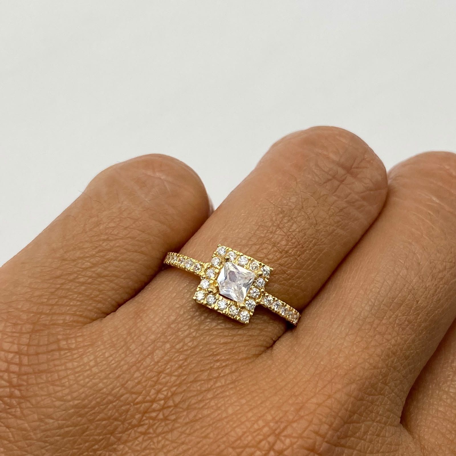 Anillo Solitario Casting Oro amarillo 18k / Talla 6 / 2,45 Gr / 1,7 mm