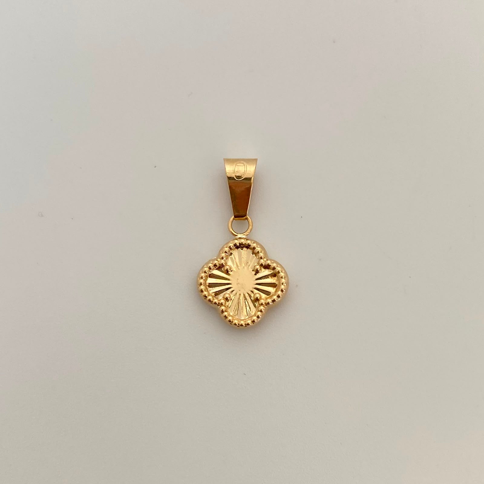 Dije Trebol Diamantado Oro amarillo 18k 0,95 Gr / 12,6 mm / 1,2 Cm