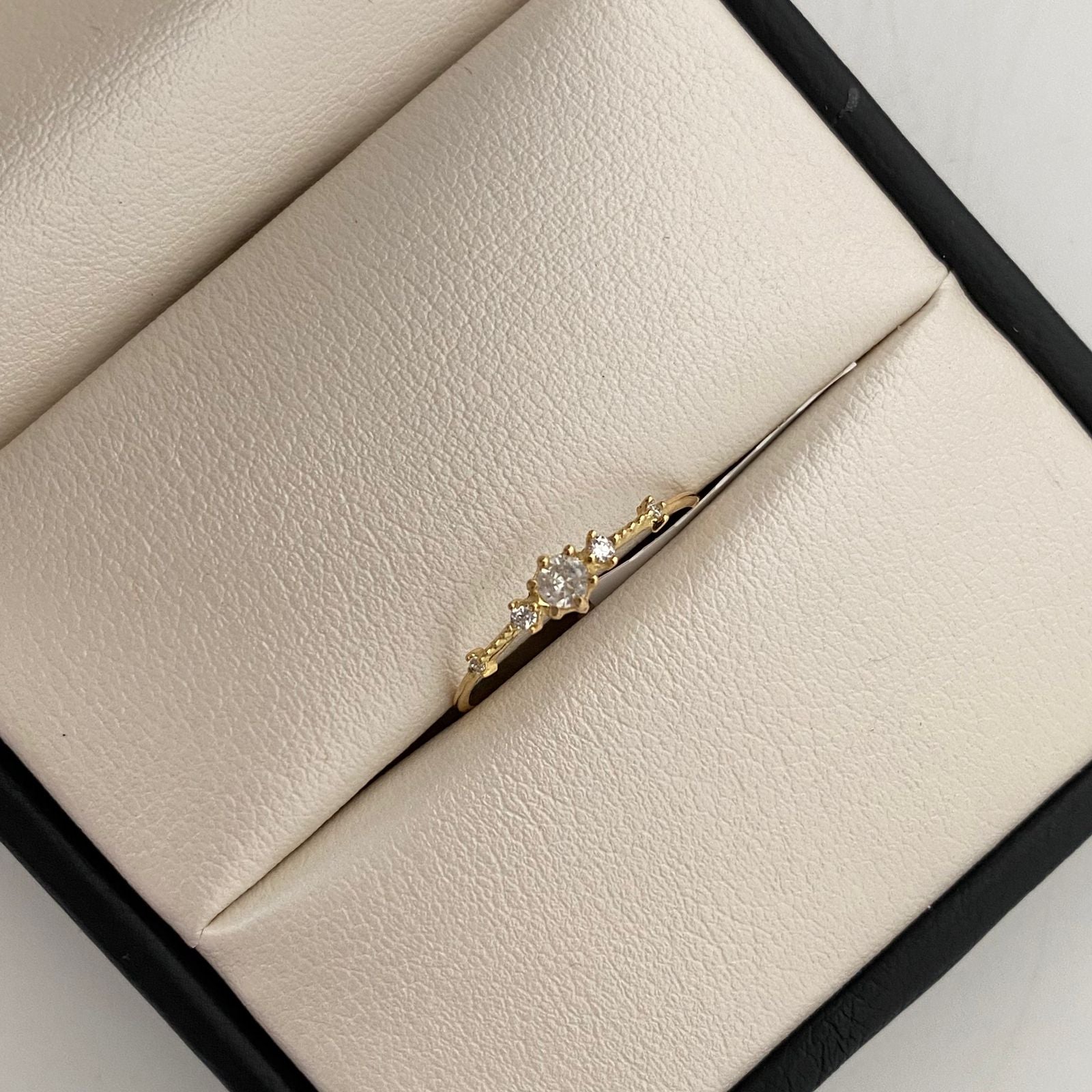 Anillo Solitario Oro amarillo 18k / Talla 8 1/4 / 0,8 Gr / 0,9 mm